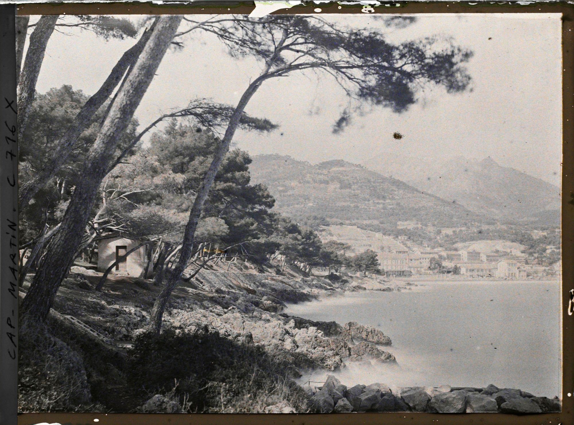 Image représentant Débarcadère et cabanon sur le sentier du littoral, vus en direction de Carnolès et Menton