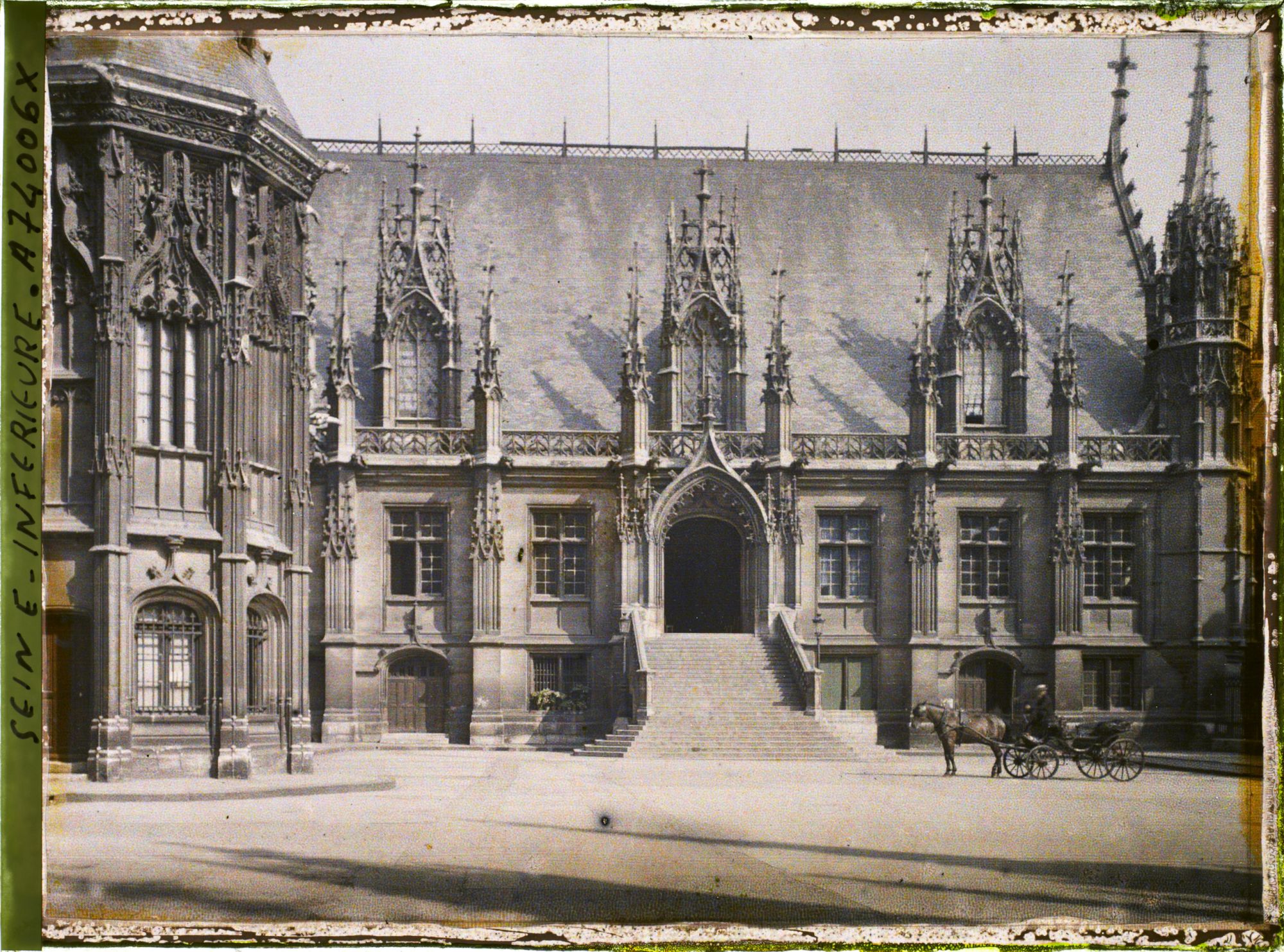 Image représentant Le palais de justice vu de la cour