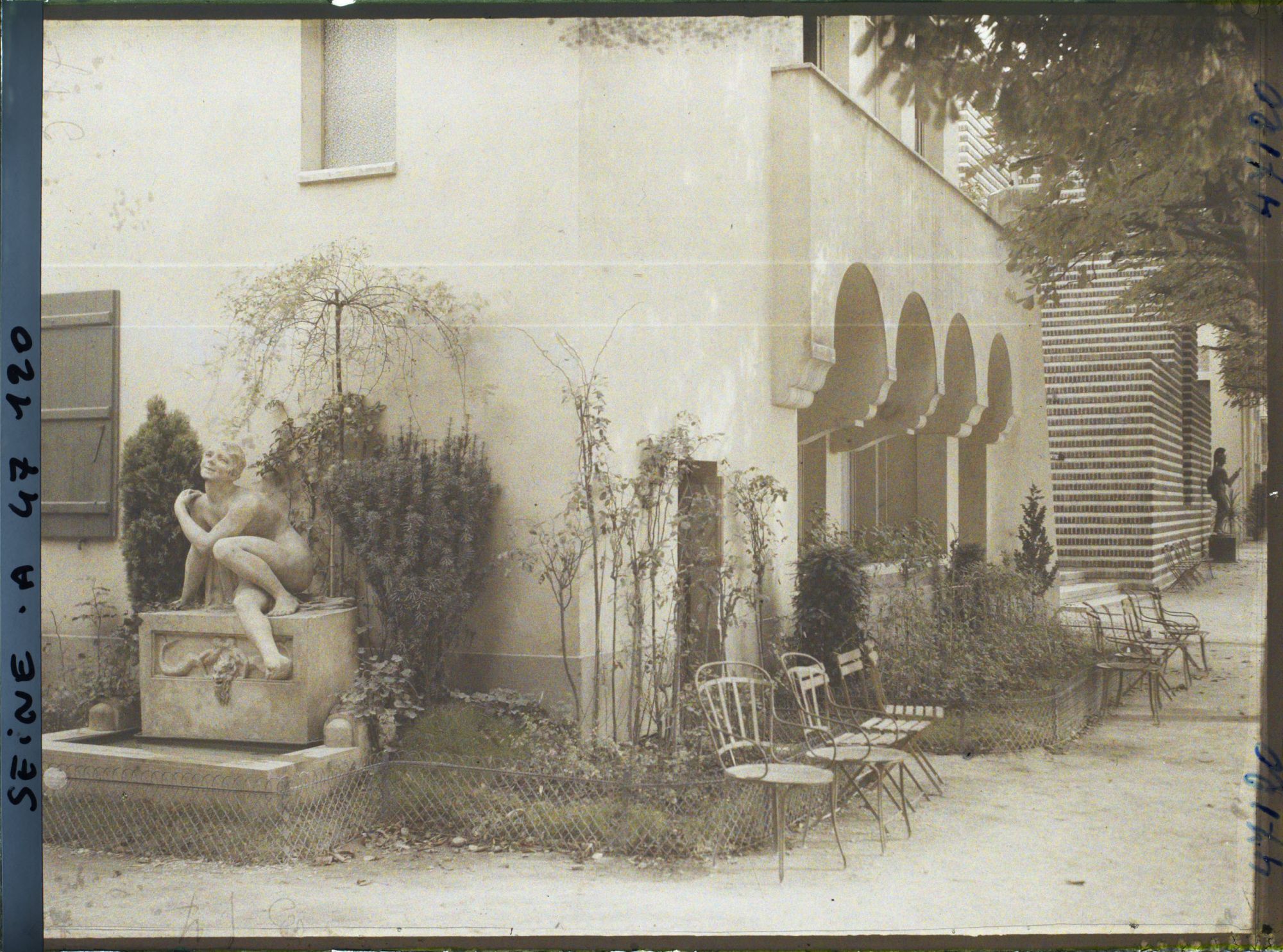 Image représentant L'Exposition des arts décoratifs, Pavillon de la Grèce, architecte C. Skyrianos, fontaine de Caracos