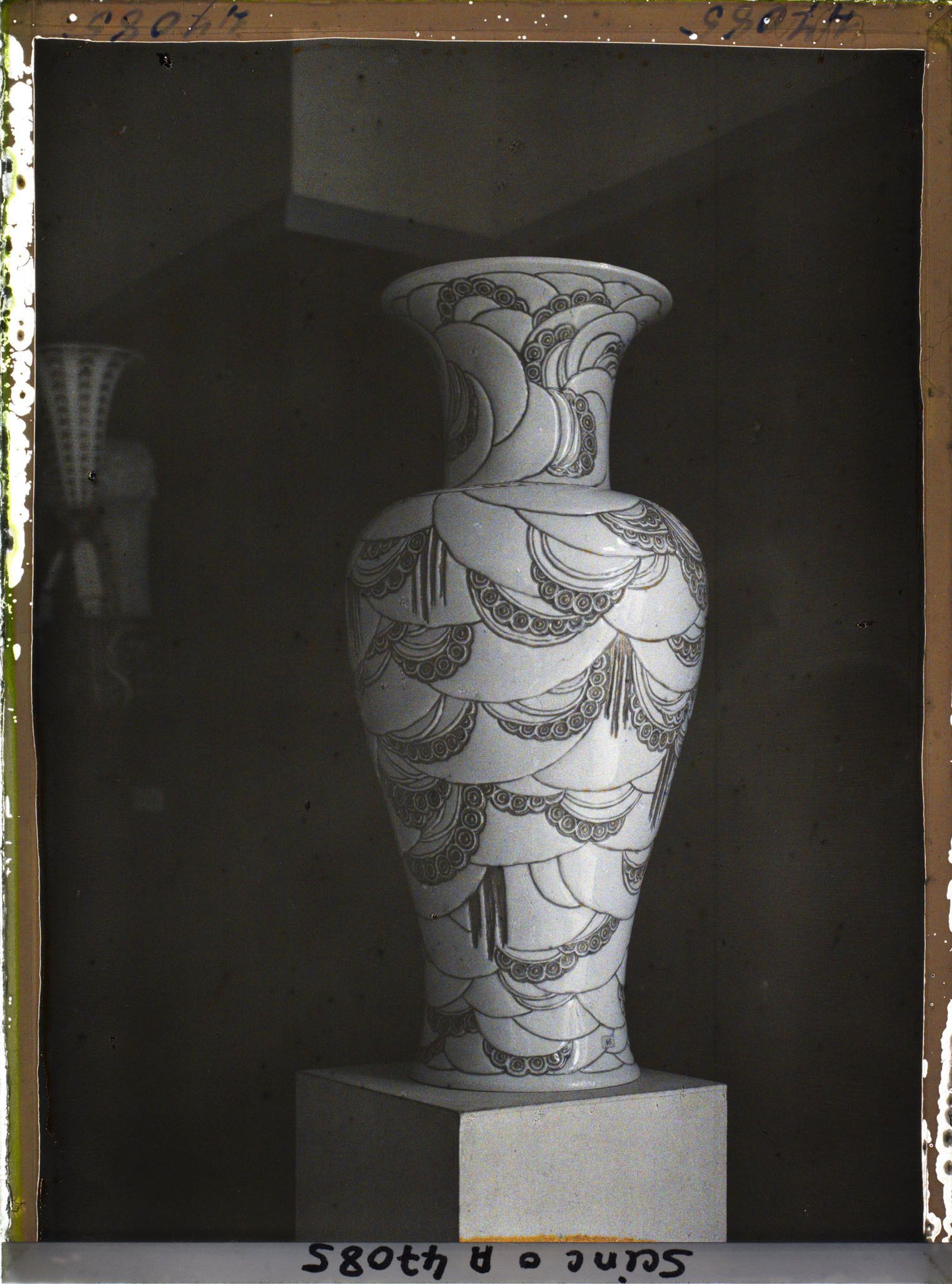 Image représentant L'Exposition des arts décoratifs, Manufacture Nationale de Sèvres, un vase