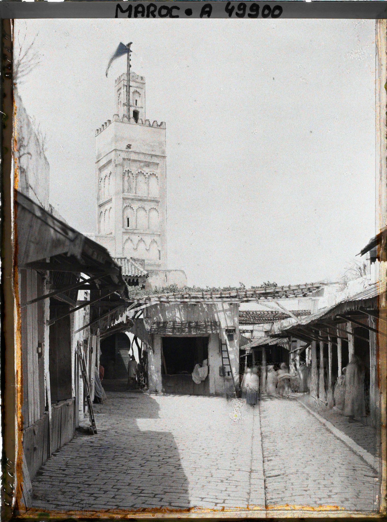 Image représentant Une partie des souks, au fond une mosquée