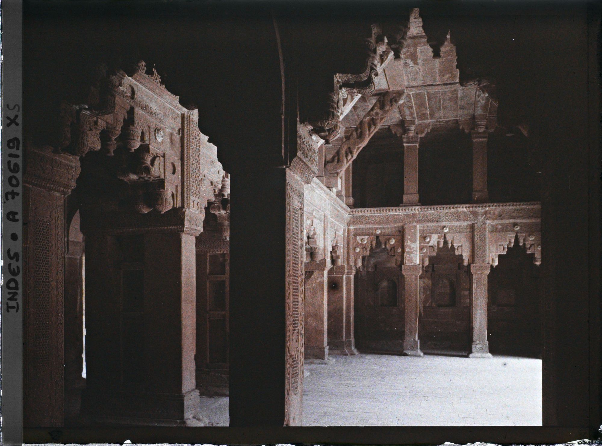 Image représentant L'intérieur de l'une des salles du palais de Jahangir dans le fort Rouge (Lal Qila)