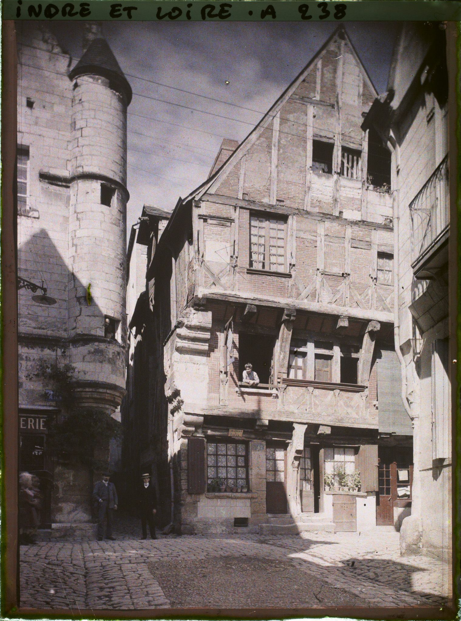 Image représentant L'actuel Musée du Carroi et la Maison Rouge rue Haute Saint-Maurice, pris depuis la rue du Grand-Carroi