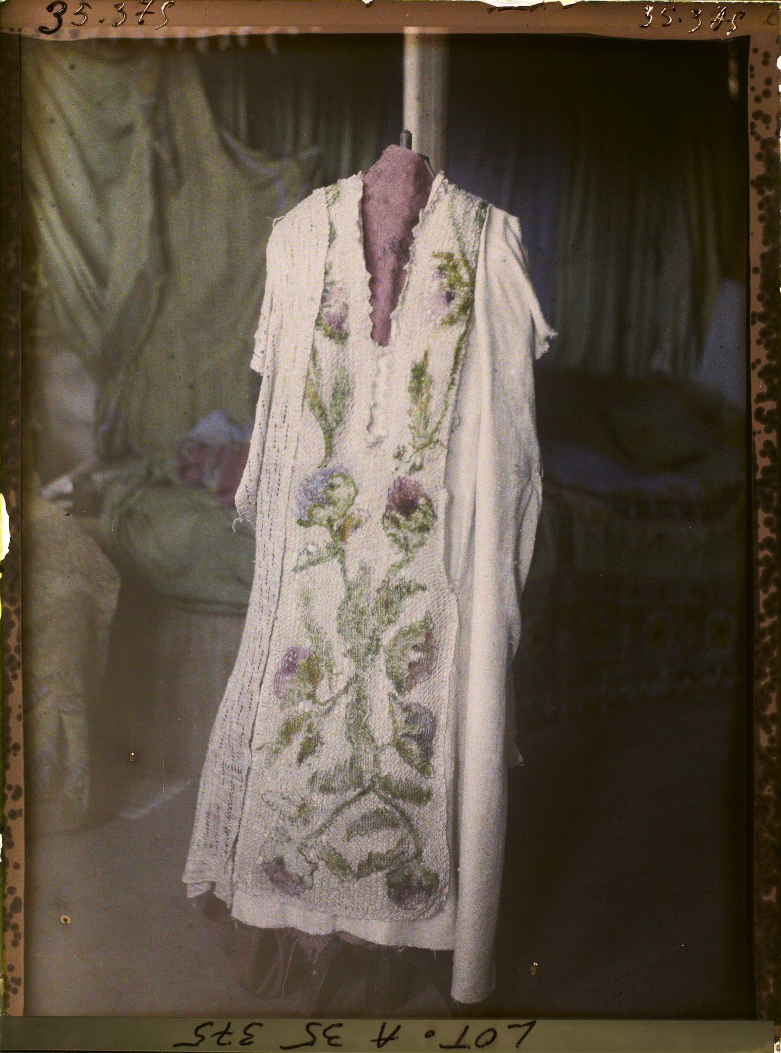 Image représentant France, Figeac, Musée rétrospectif Robe tissée par des enfants