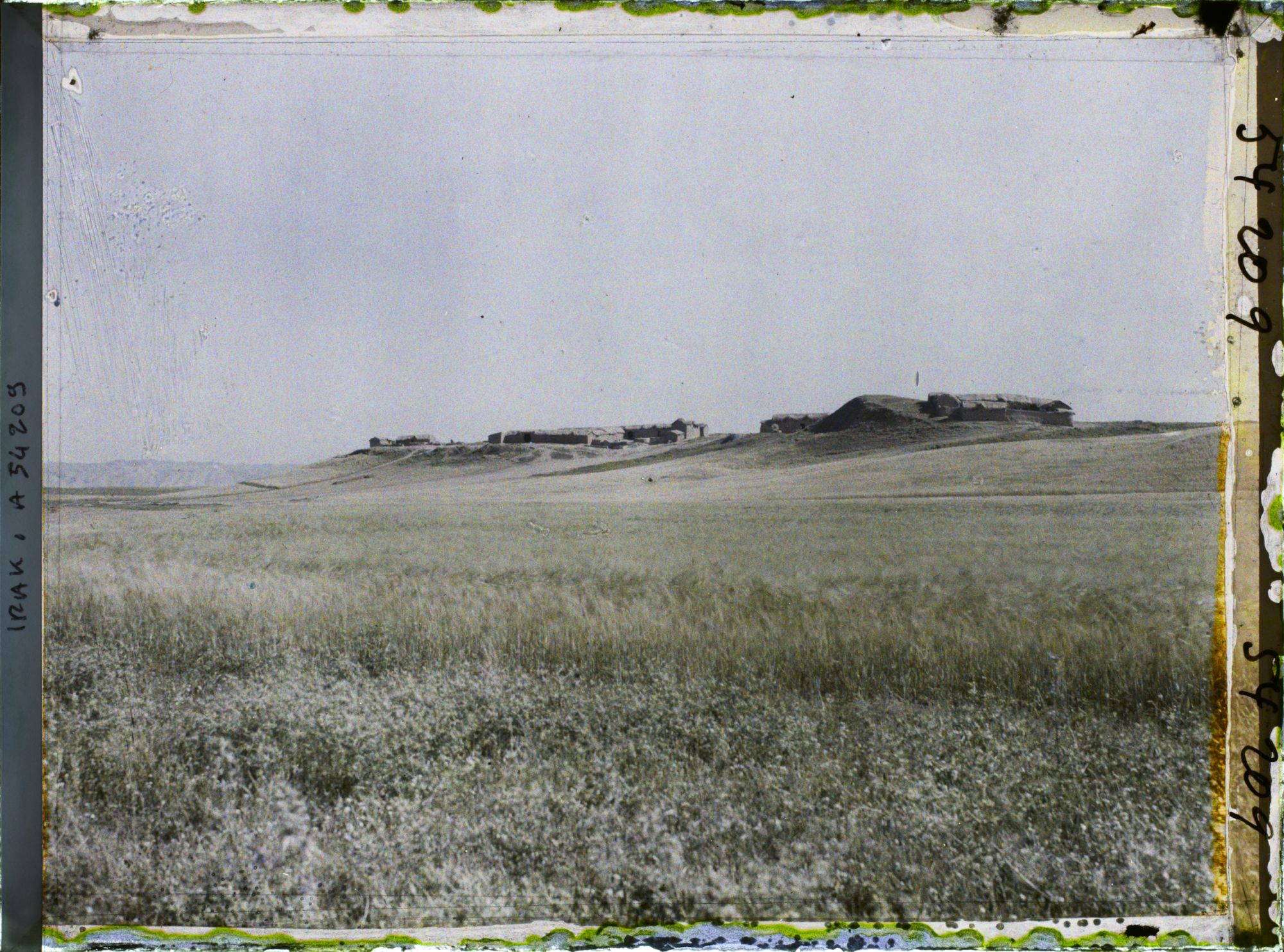 Image représentant Le village actuel construit sur un tell