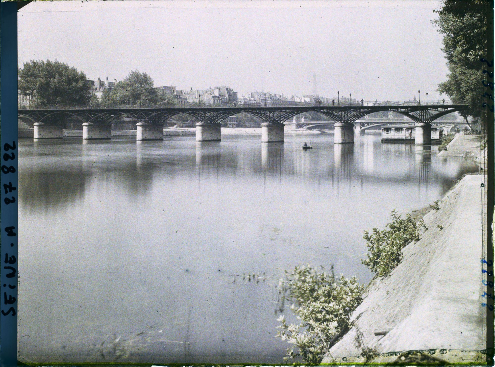 Image représentant Le pont des Arts depuis le port du Louvre