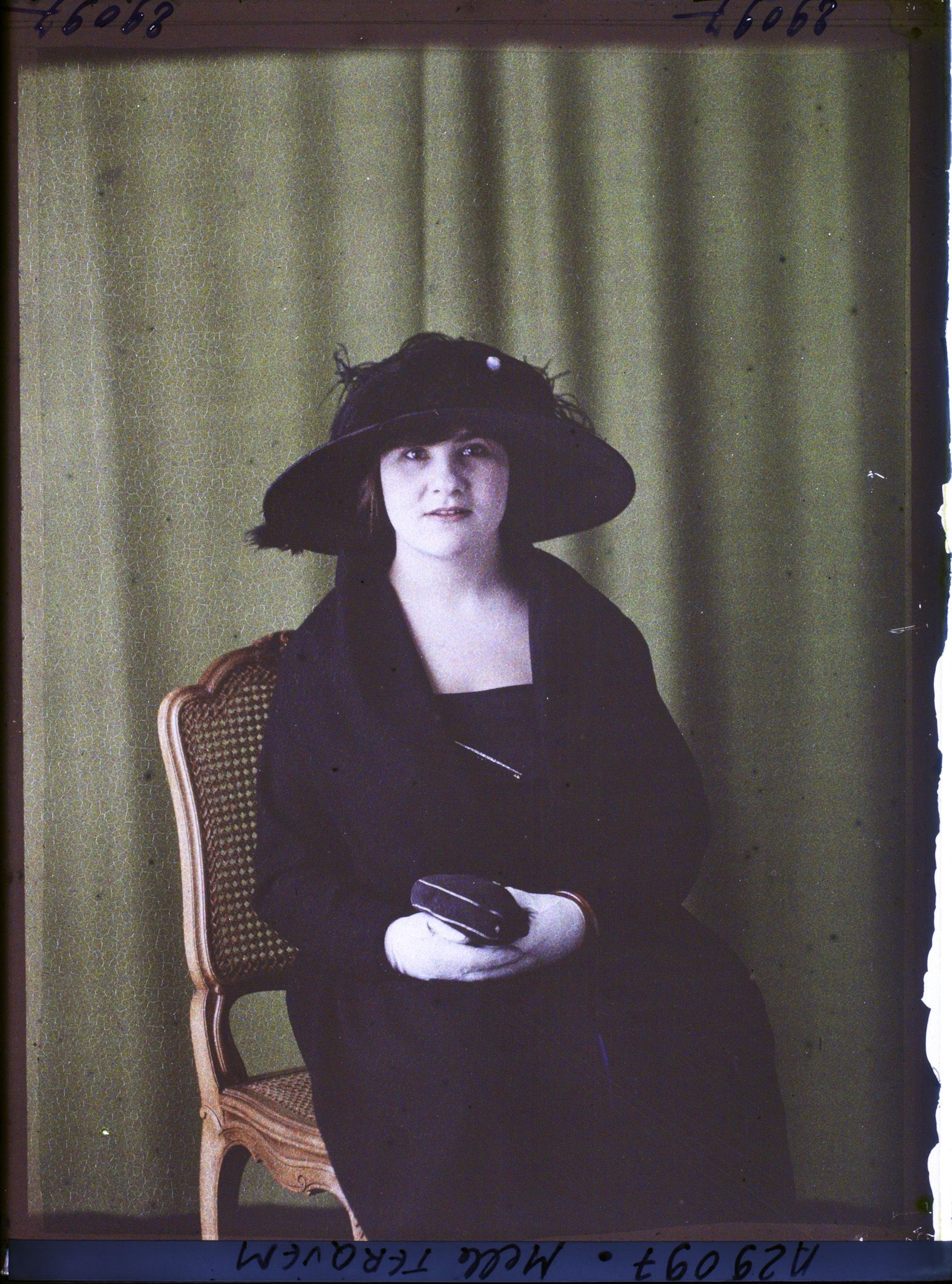 Image représentant https://musee-albert-kahn.s-museum.fr/home/NWQ2OTAwYzNmYjZlZTk1ZWQwODJmMjY4L2dlbmVyaWMtbm90aWNlLXRhYi9hdXRob3JpdHkvNjE3YTc5ZjVjZjhiODk2OGIzMzM3ZDIx/5d6900c3fb6ee95ed082f268/generic-notice-tab/authority/617a79ebcf8b8968b33378a0 Mademoiselle Terquem