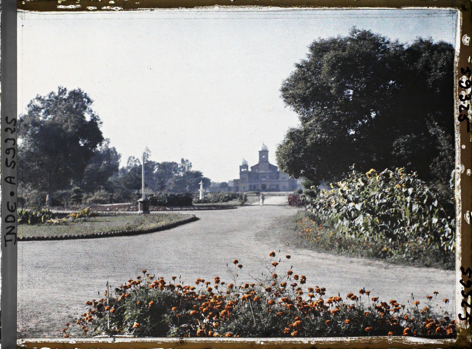 Image représentant Une partie du parc à la française du nouveau palais du maharajah Jagatjit Singh et le Jagatjit jubilee hall