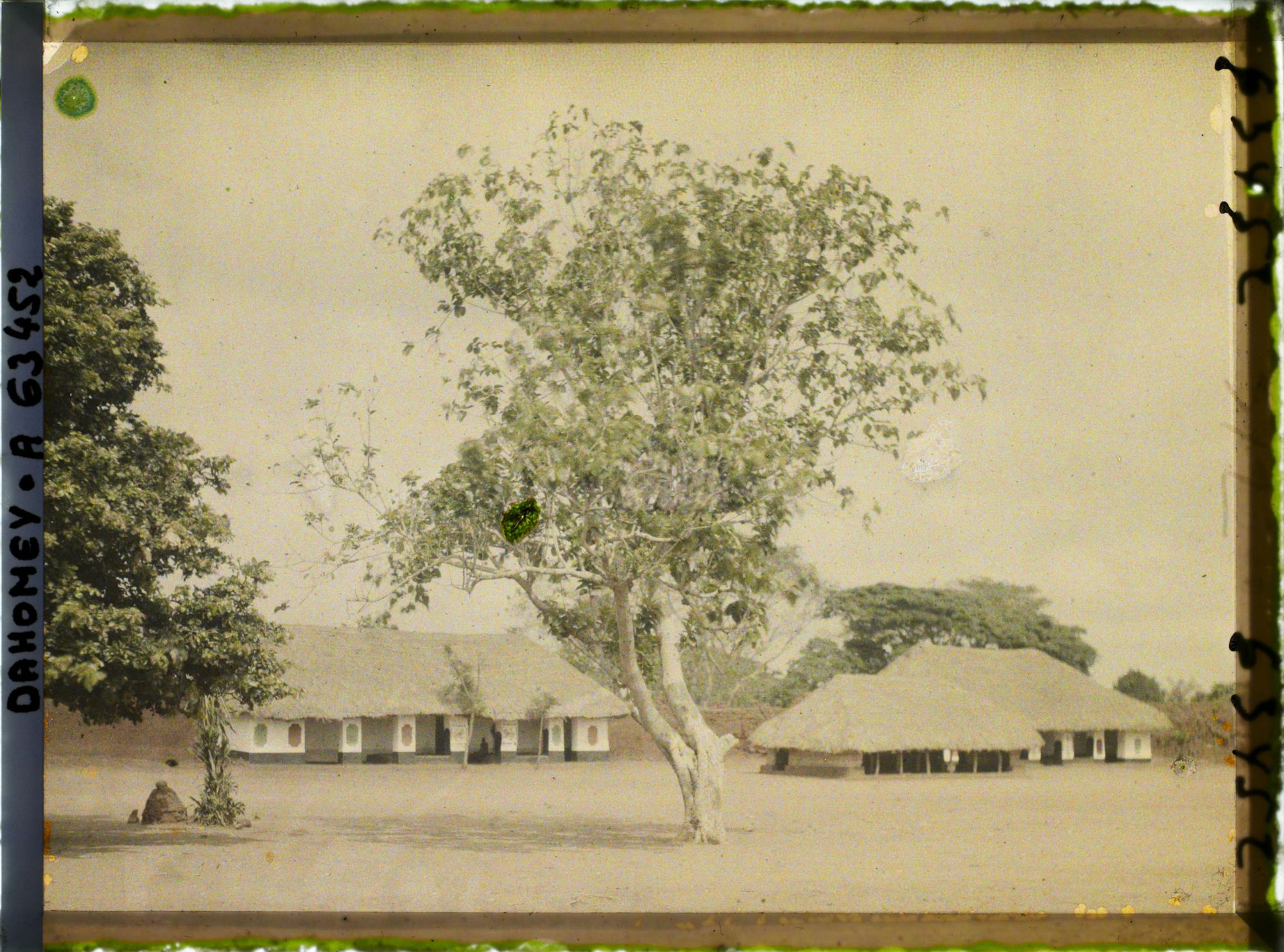 Image représentant La place Singbodji devant les entrées des palais de  null Glélé et  null Guézo