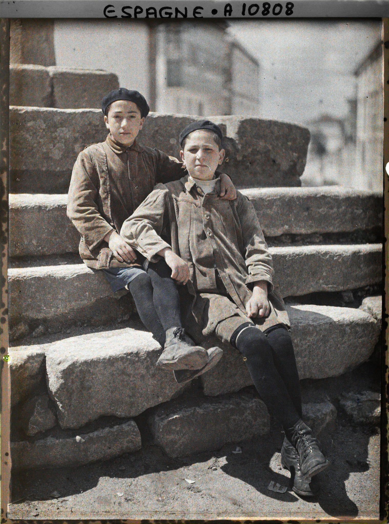 Image représentant Espagne, La Corogne, Deux frerès de famille Gallega, nés à la Corogne, l'un noir, l'autre un peu blond tous les deux dolichocéphales