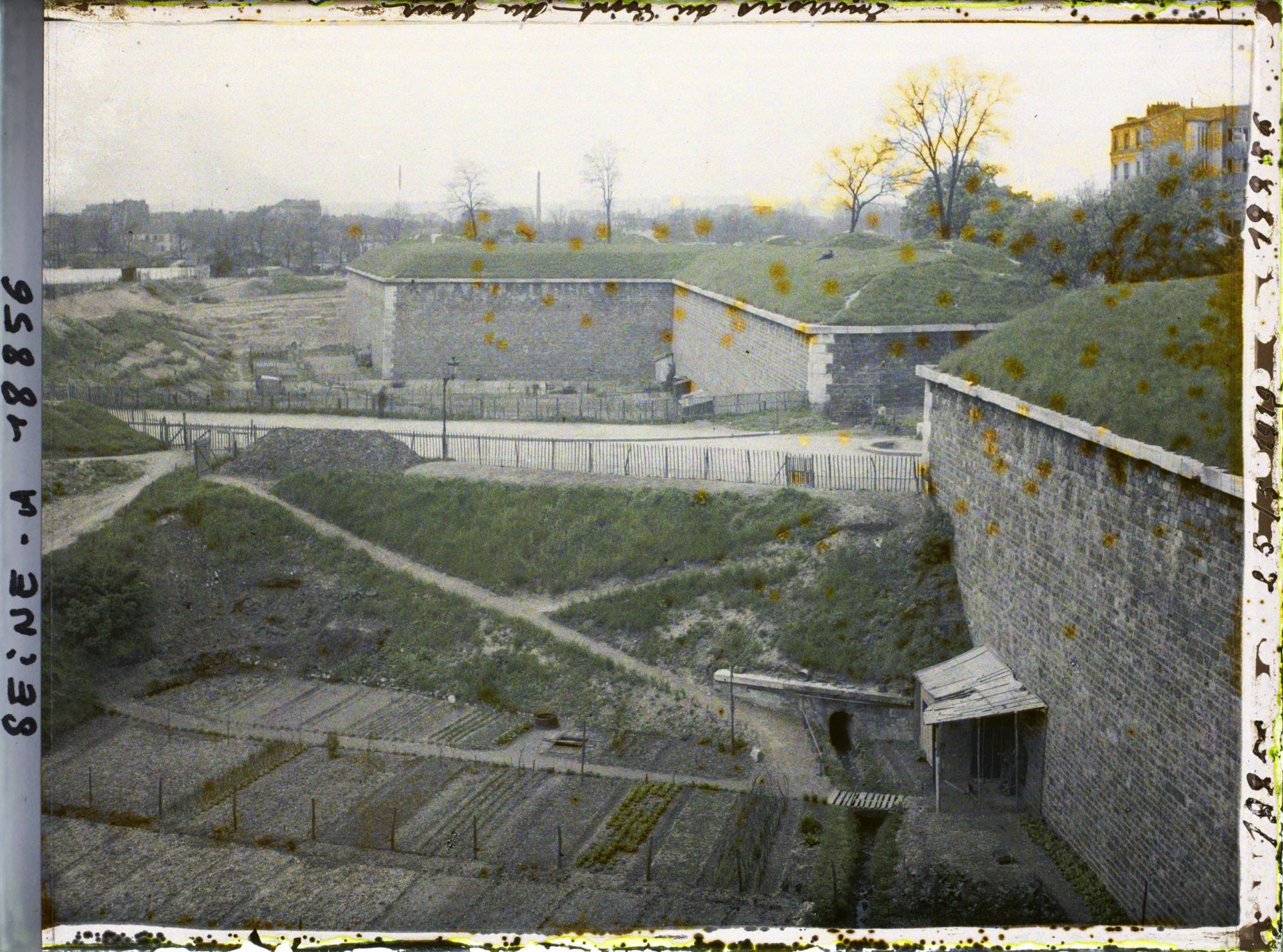 Image représentant Les jardins ouvriers aux pieds des fortifications, près de la porte du Point-du-Jour