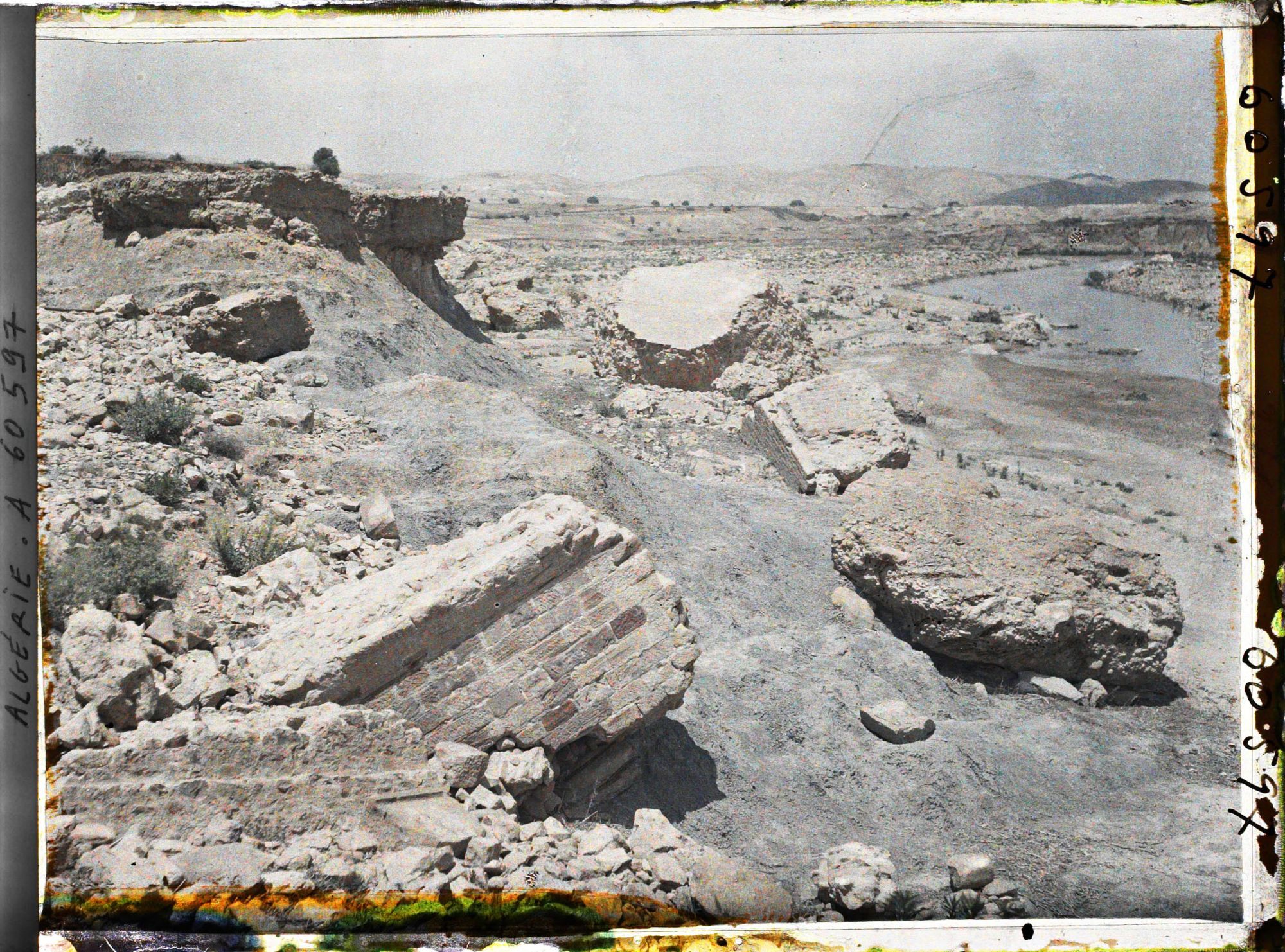 Image représentant Blocs de maçonnerie arrachés au barrage lors de la catastrophe de 1927
