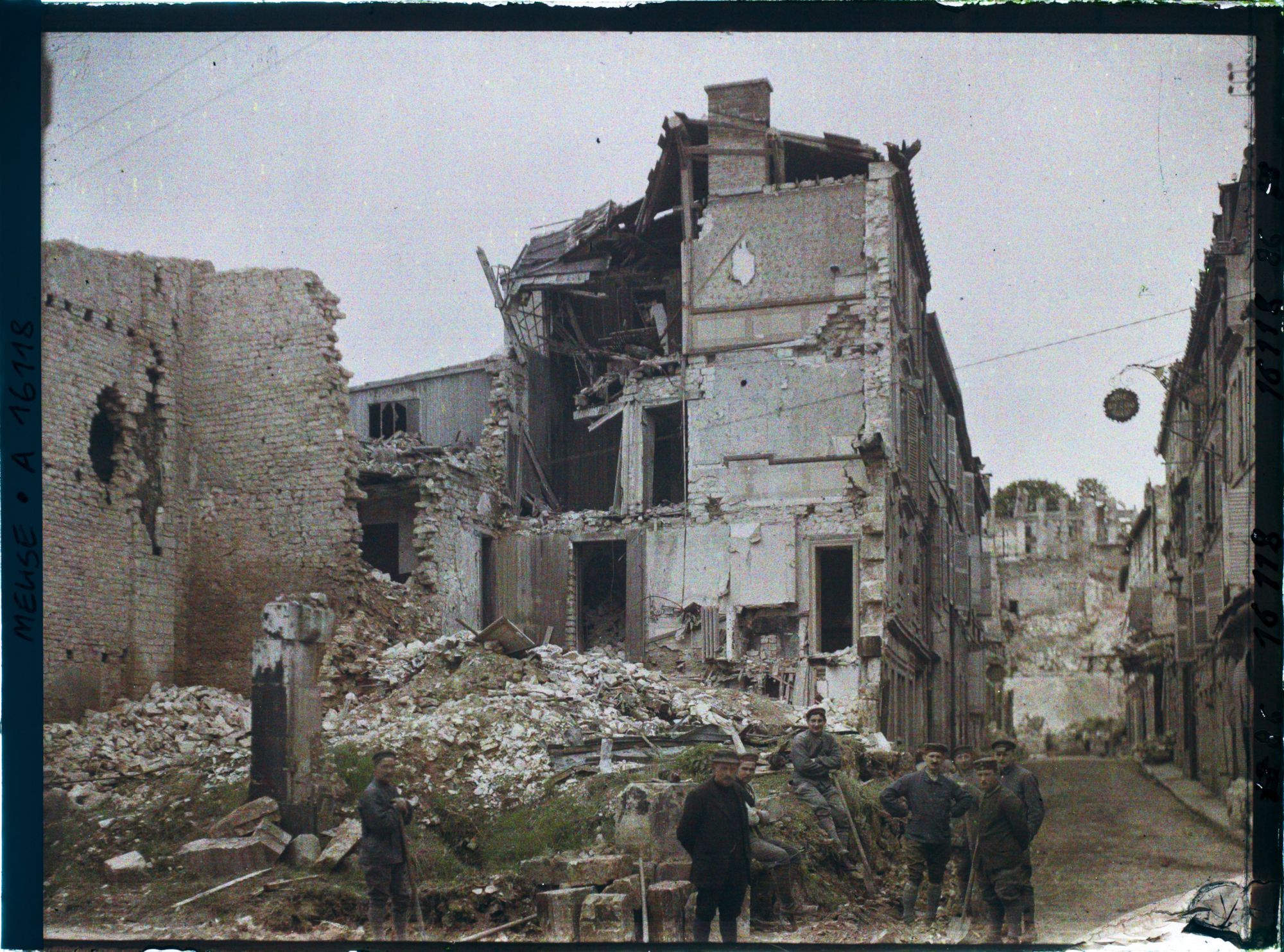 Image représentant France, Verdun, Ruines rue du St Esprit, boches enlevant les décombres