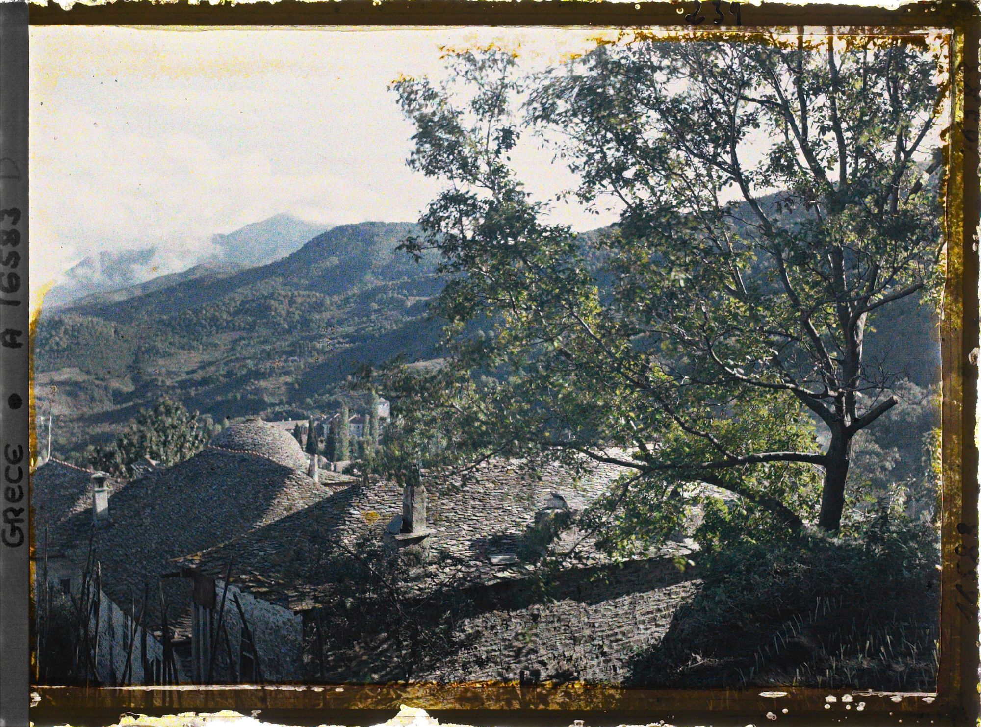Image représentant Turquie, Kariès, Une rue de Kariès et le Mont Athos