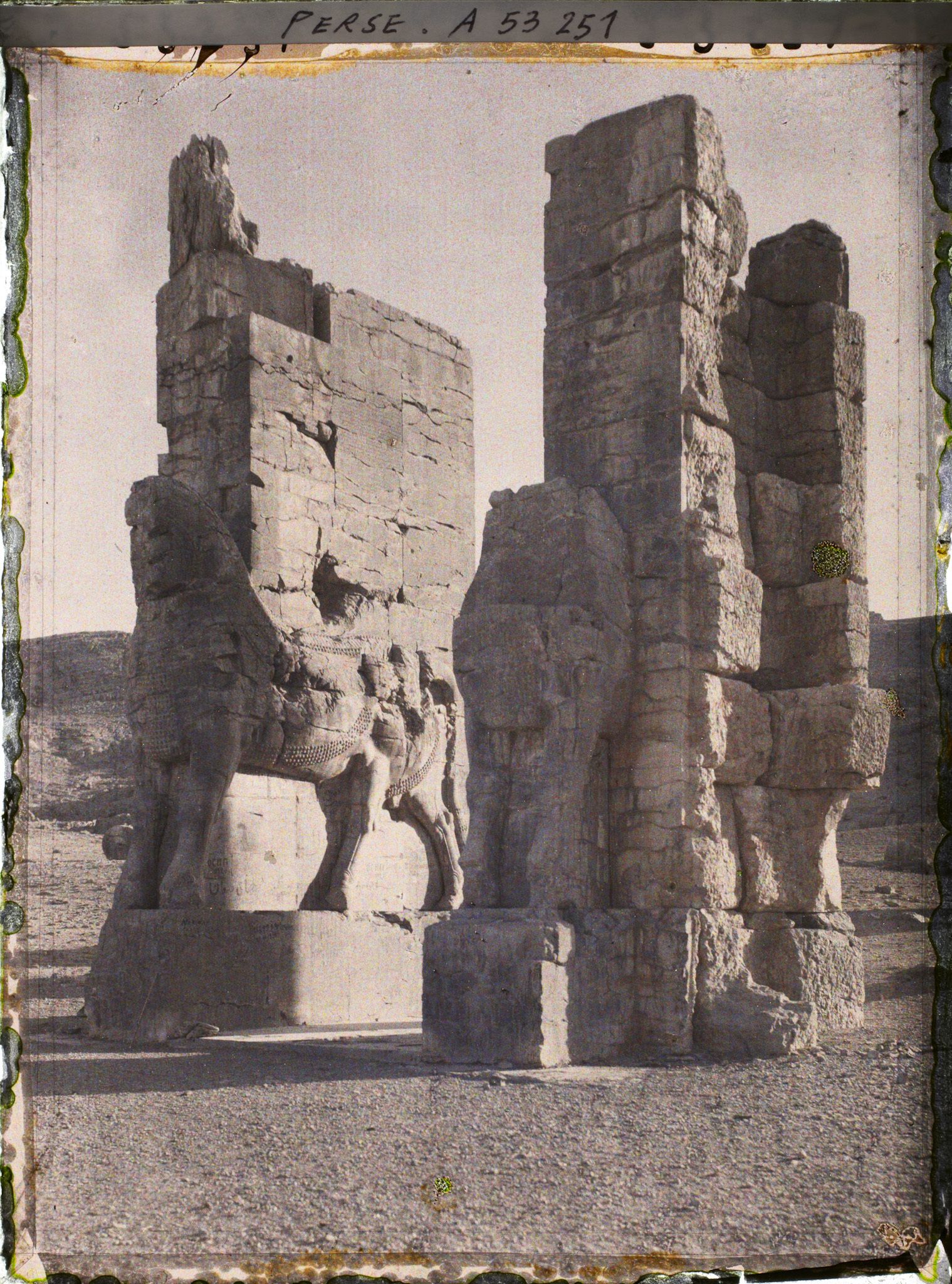 Image représentant Pilier ouest de la porte de Xerxès ou porte de toutes les Nations