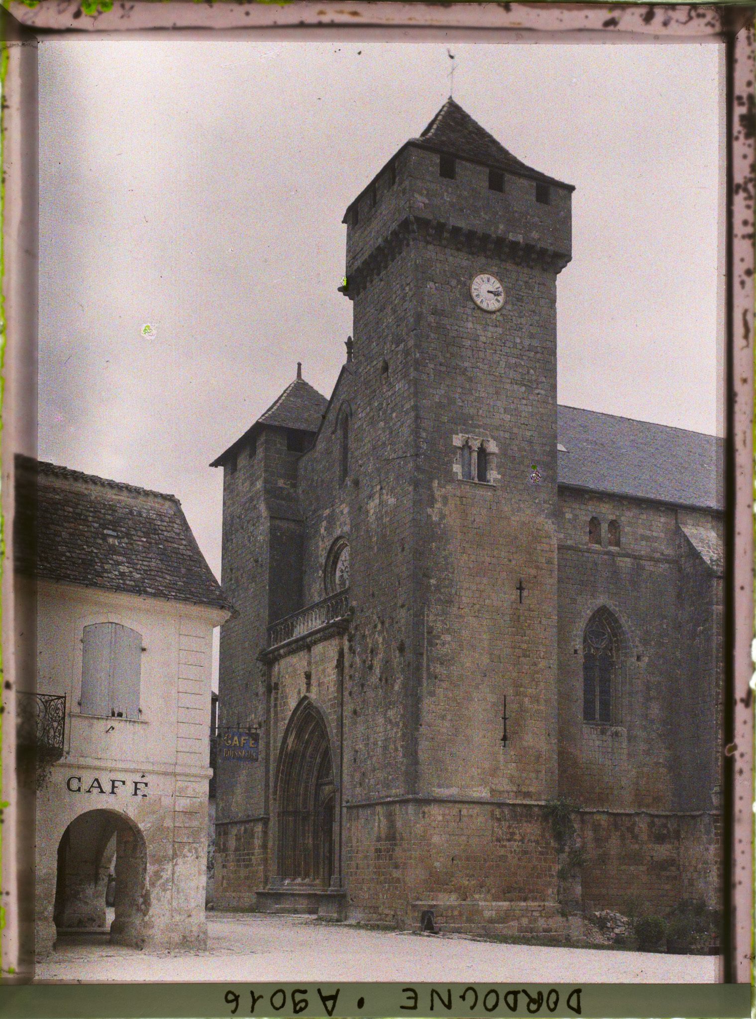 Image représentant Périgord, Beaumont, Bastide du 13e l'église fortifiée de 1272 façade et arcades dites corniérés