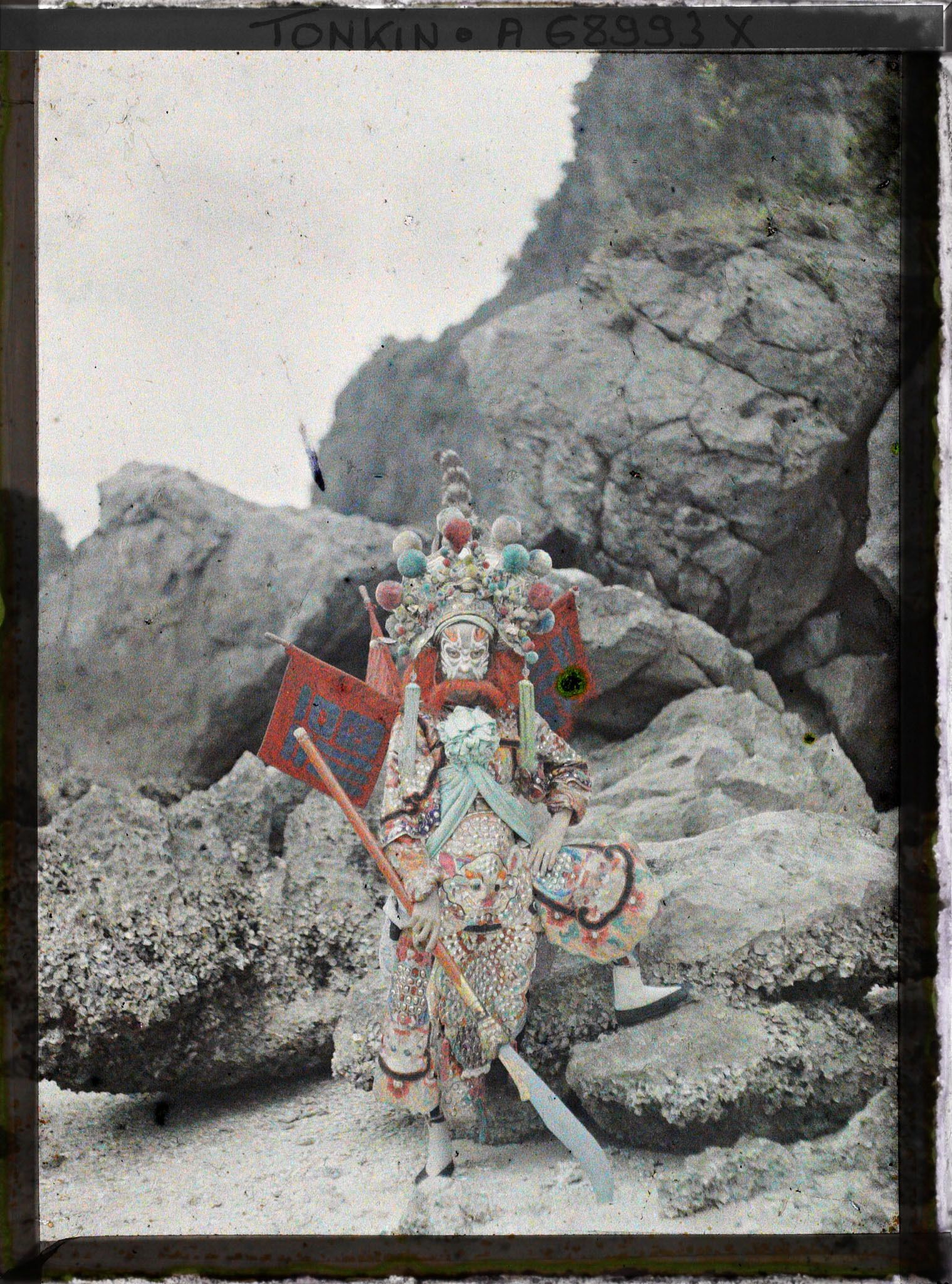 Image représentant Un acteur du Théâtre saïgonnais posant devant un rocher