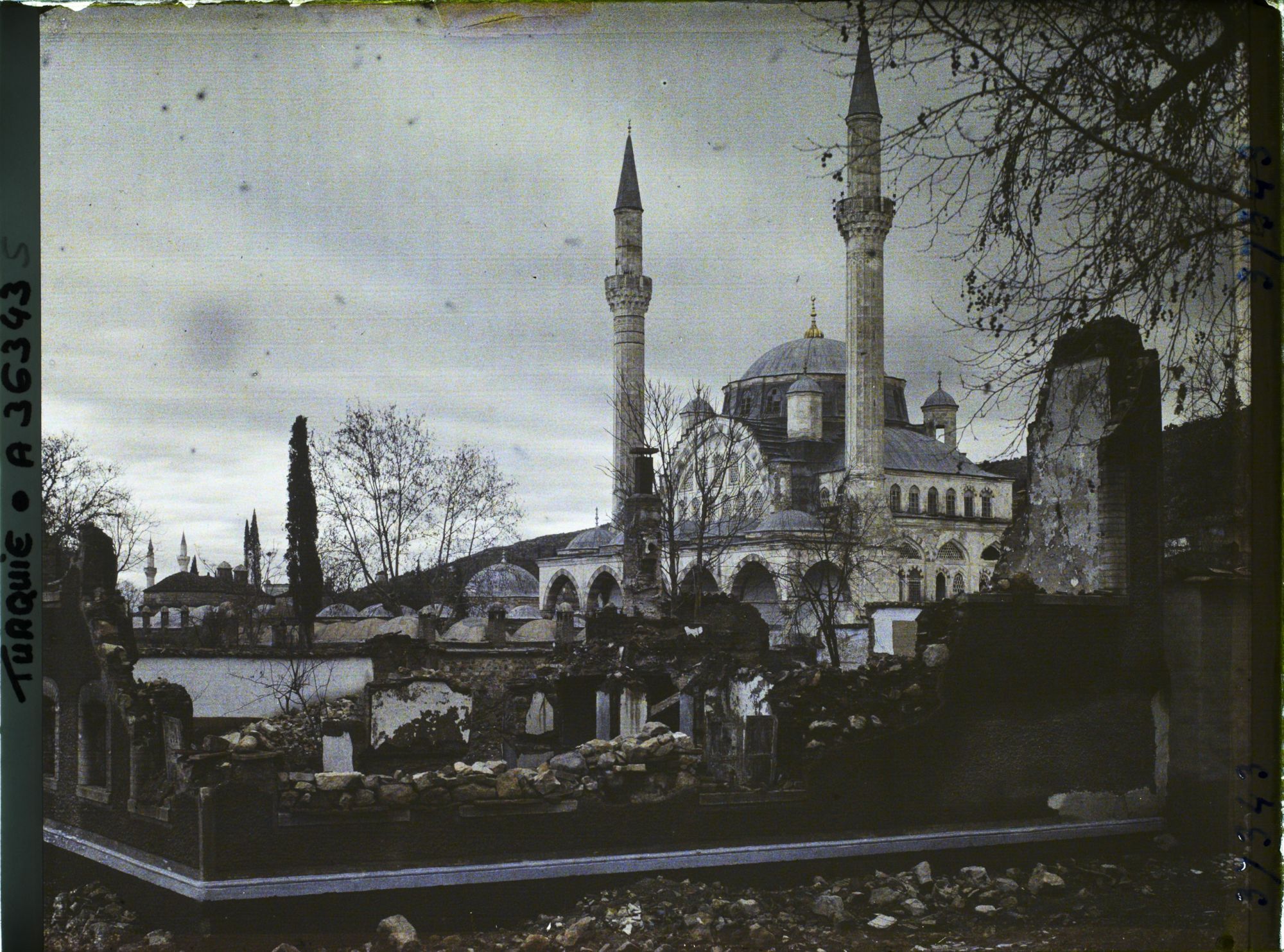 Image représentant Turquie, Magnesie, La Mouradir-Djami à travers les ruines