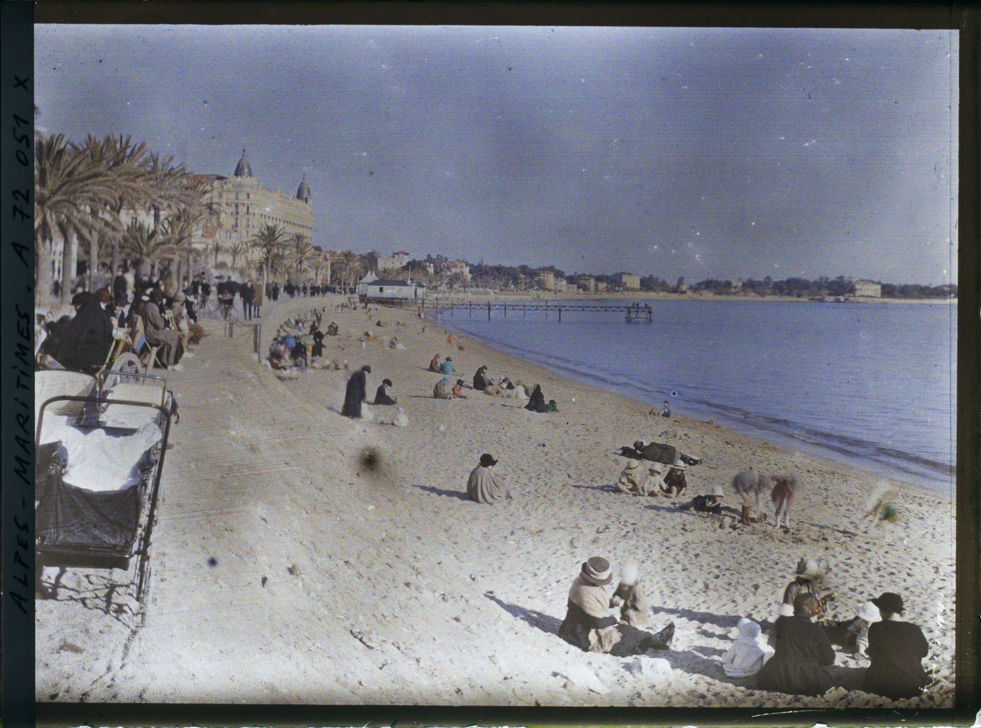 Image représentant Les habitants profitant du soleil hivernal sur la Croisettte, le Carlton en second plan