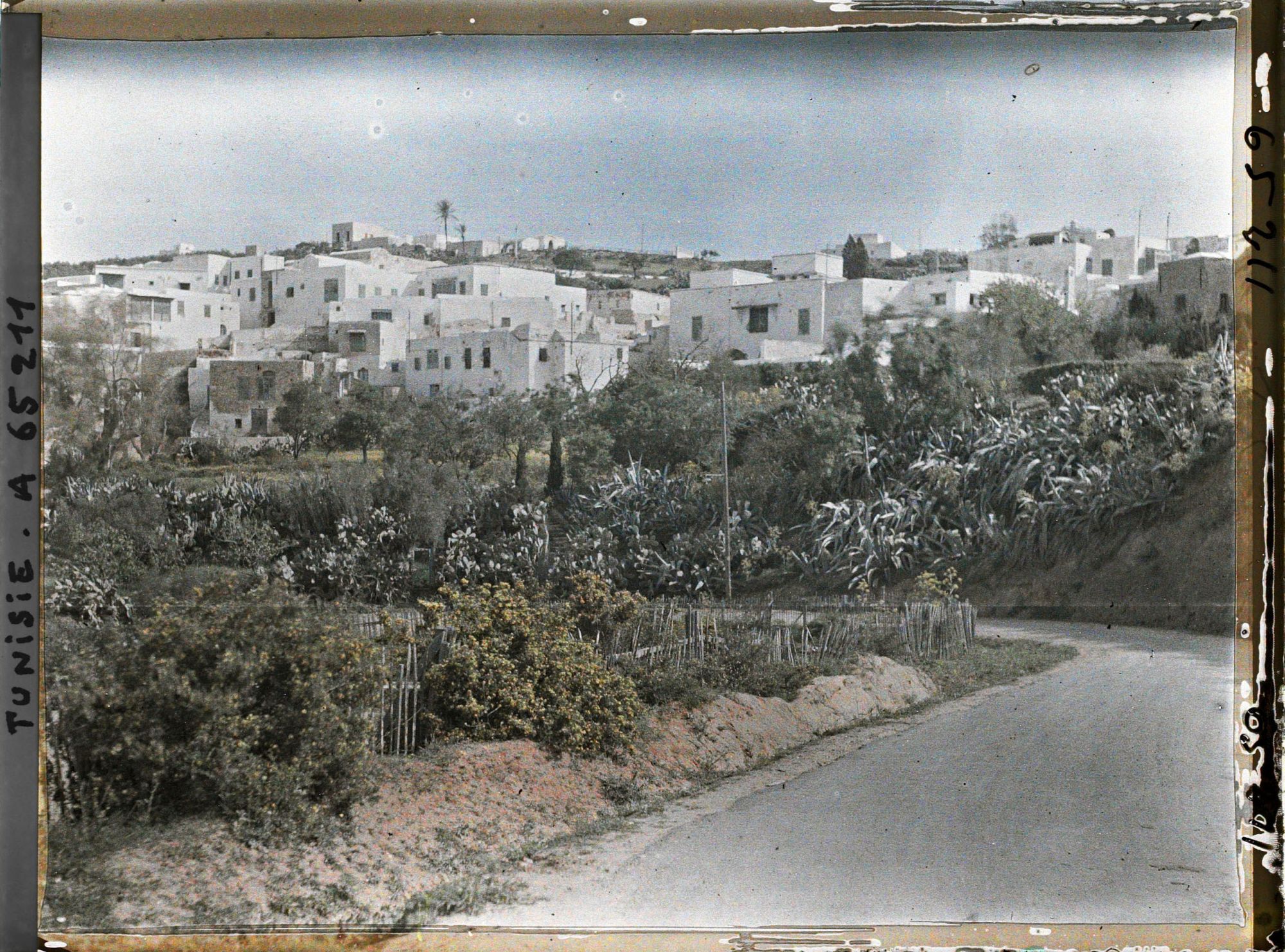 Image représentant La route montant vers le village