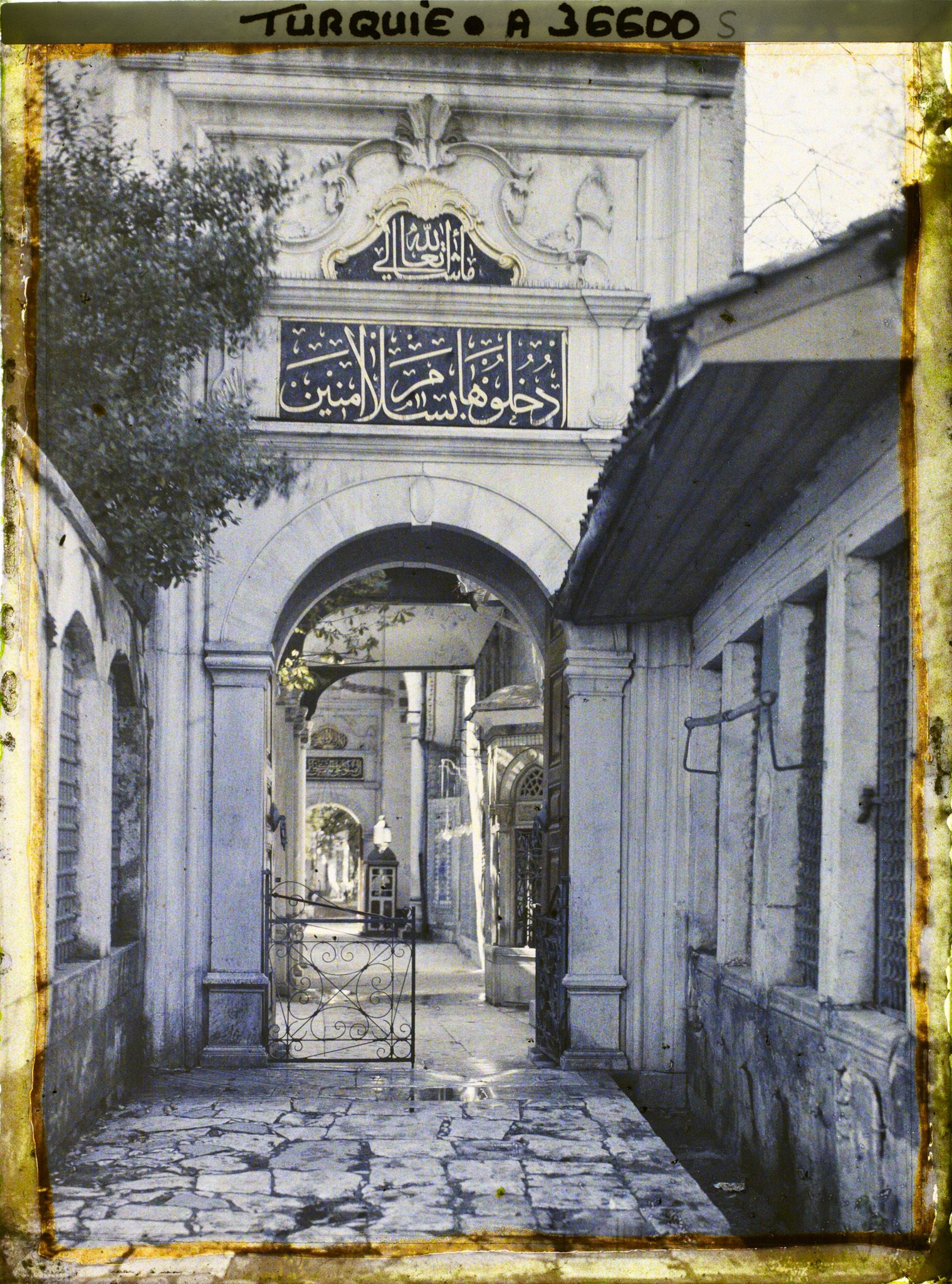 Image représentant Turquie, Constantinople - Eyoub, Cimetière d'Eyoub - Entrée Nord de la Mosquée d'Eyoub