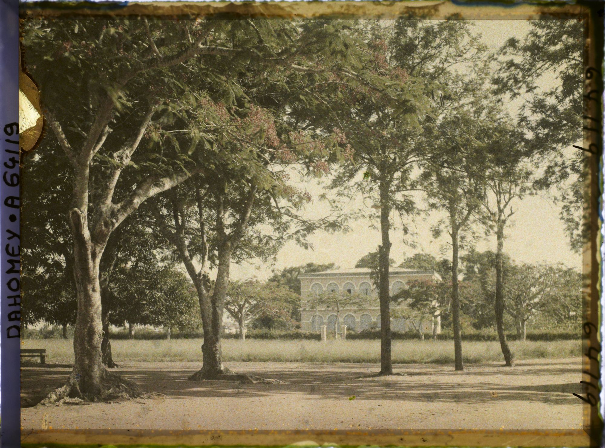 Image représentant L'avenue du Trésor, vue vers la Poste ?