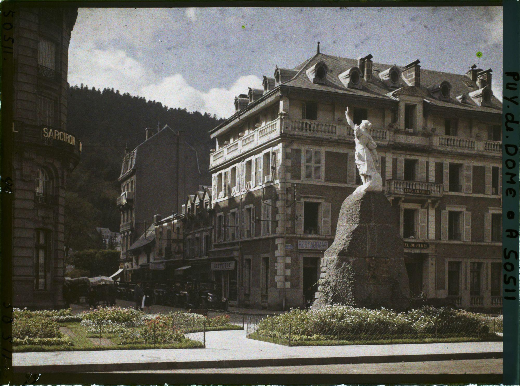 Image représentant France, Mont Dore, La Place Michel Bertrand et la rue Raymond