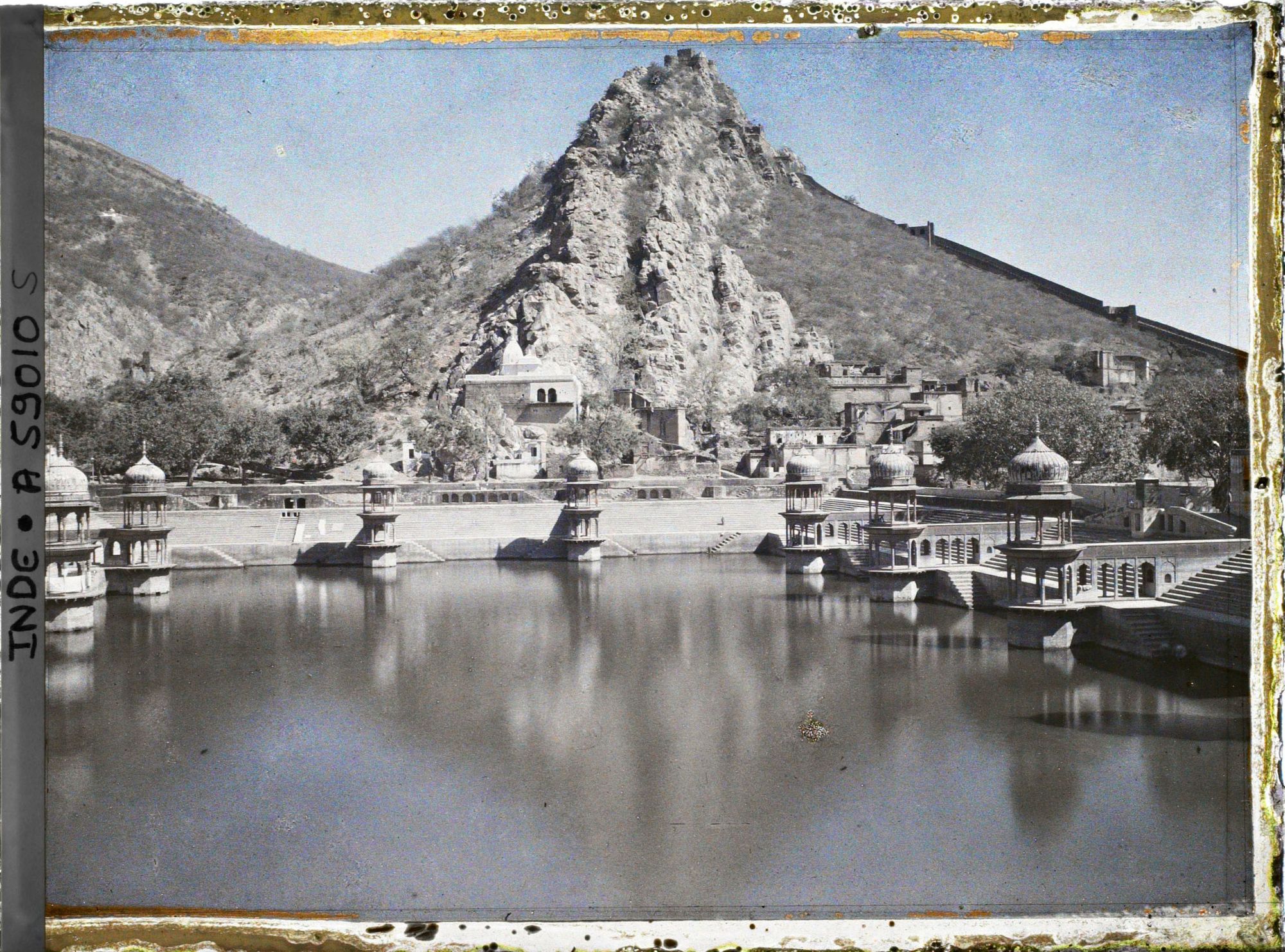 Image représentant Le Rani Musi chhatri, bassin du palais Vinay Vilas
