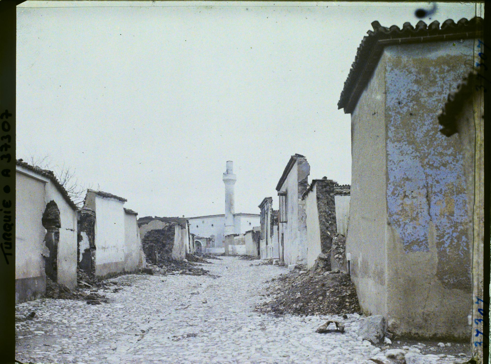 Image représentant Turquie, Magnesie, Rue et maisons incendiées