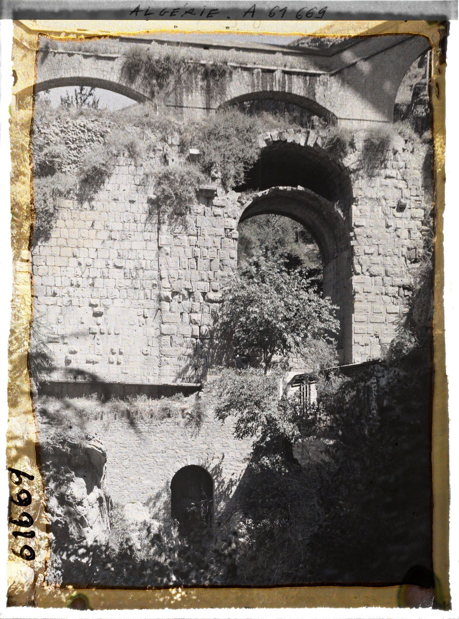 Image représentant Algérie, Constantine, Au fond des gorges, Ruines du Pont Romain d'Antonin