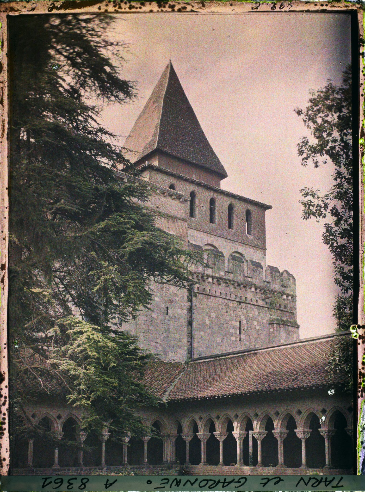 Image représentant Le clocher-porche de l'Abbaye Saint-Pierre