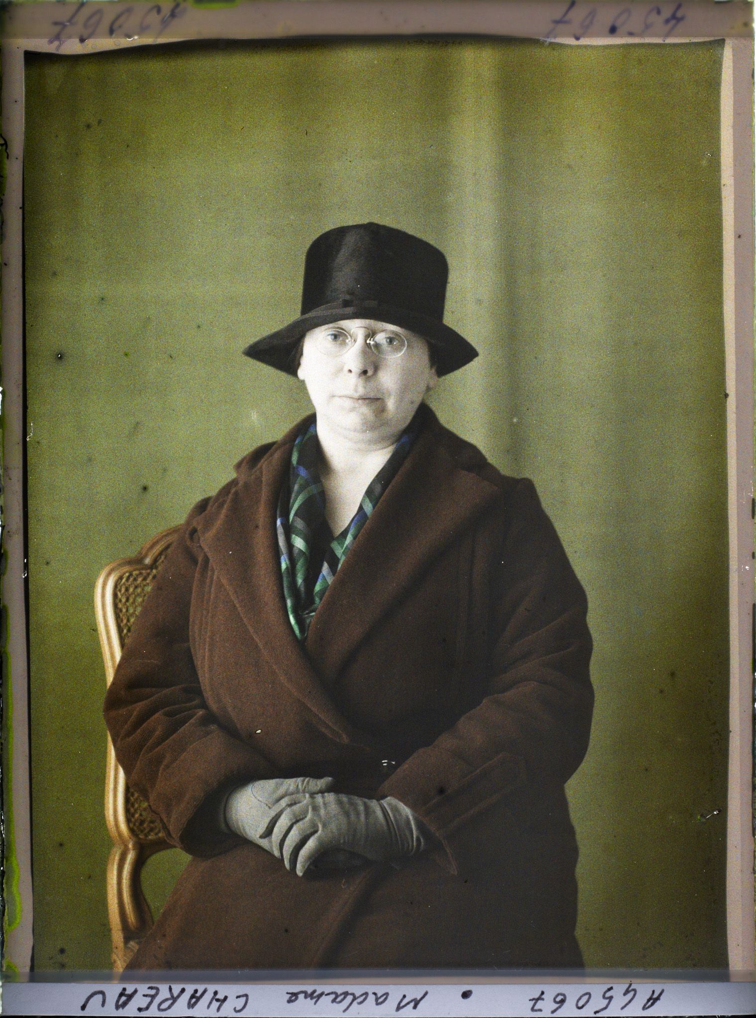 Image représentant https://musee-albert-kahn.s-museum.fr/home/NWQ2OTAwYzNmYjZlZTk1ZWQwODJmMjY4L2dlbmVyaWMtbm90aWNlLXRhYi9hdXRob3JpdHkvNjE3YTc5ZjVjZjhiODk2OGIzMzM3ZDIx/5d6900c3fb6ee95ed082f268/generic-notice-tab/authority/617a79ebcf8b8968b3336a5e Madame Pierre Chareau