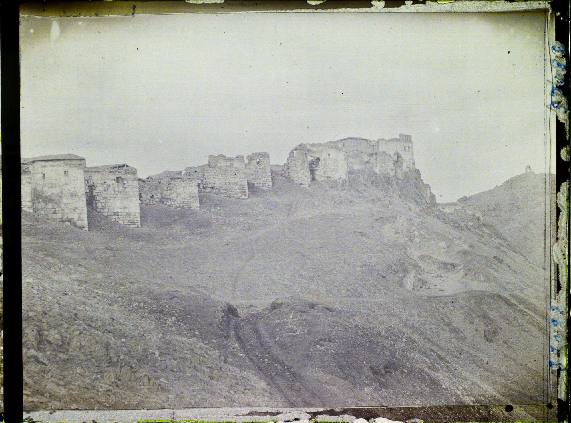 Image représentant Les murailles est de la citadelle (au fond, l'Observatoire de ?)