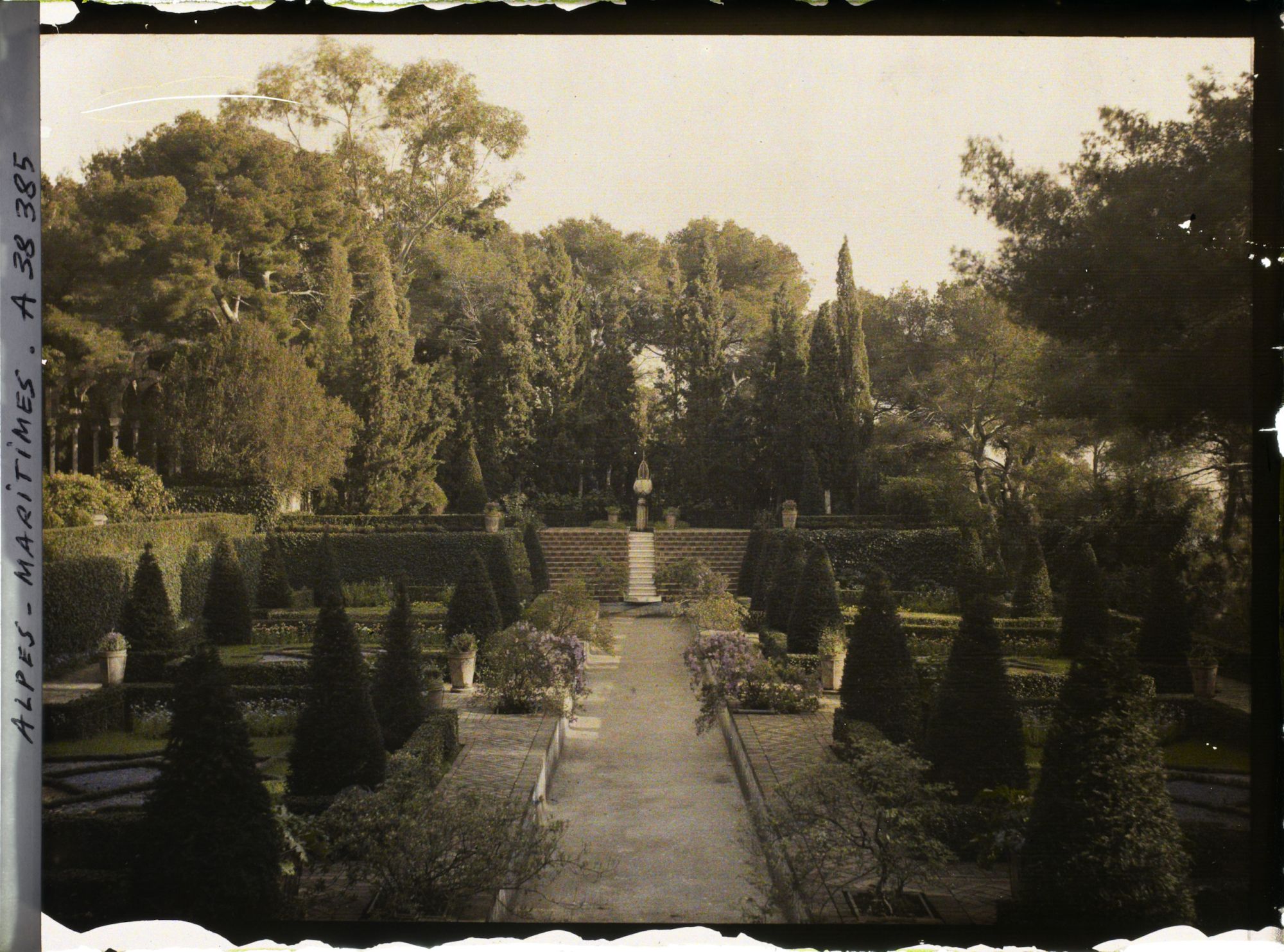 Image représentant Le jardin persan de la villa Cypris, vu vers l'Est