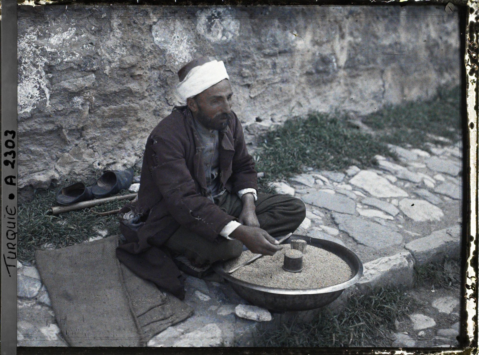 Image représentant Aveugle vendant du mil pour les pigeons dans le quartier de Stamboul