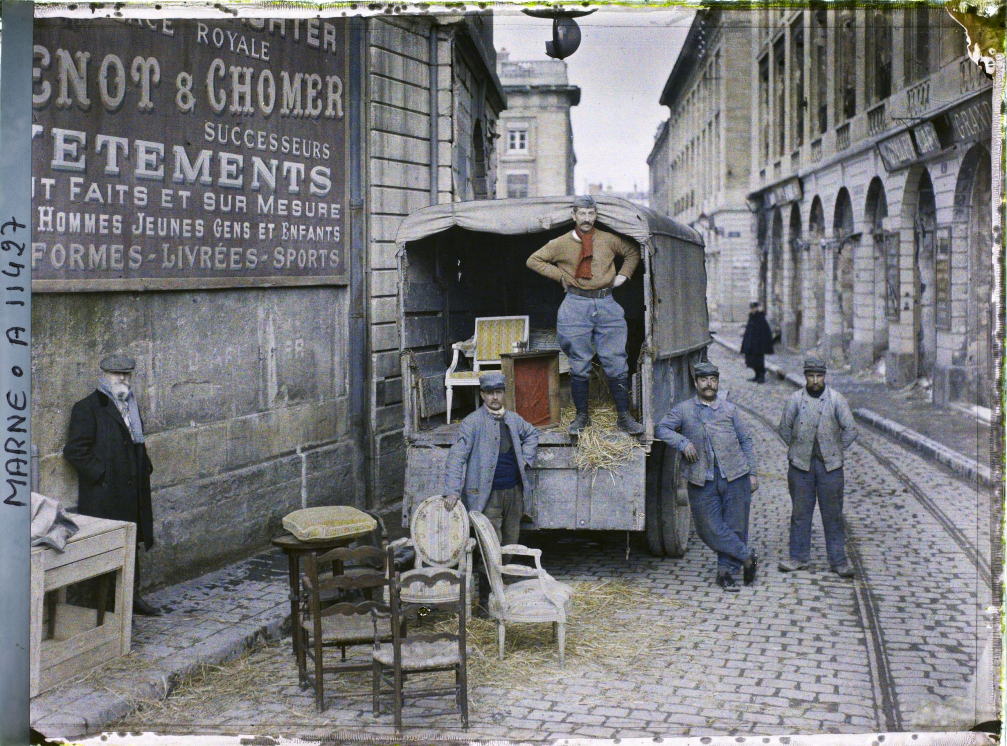 Image représentant Poilu déménageant, rue de l'Université (aujourd'hui rue du Grand Credo)