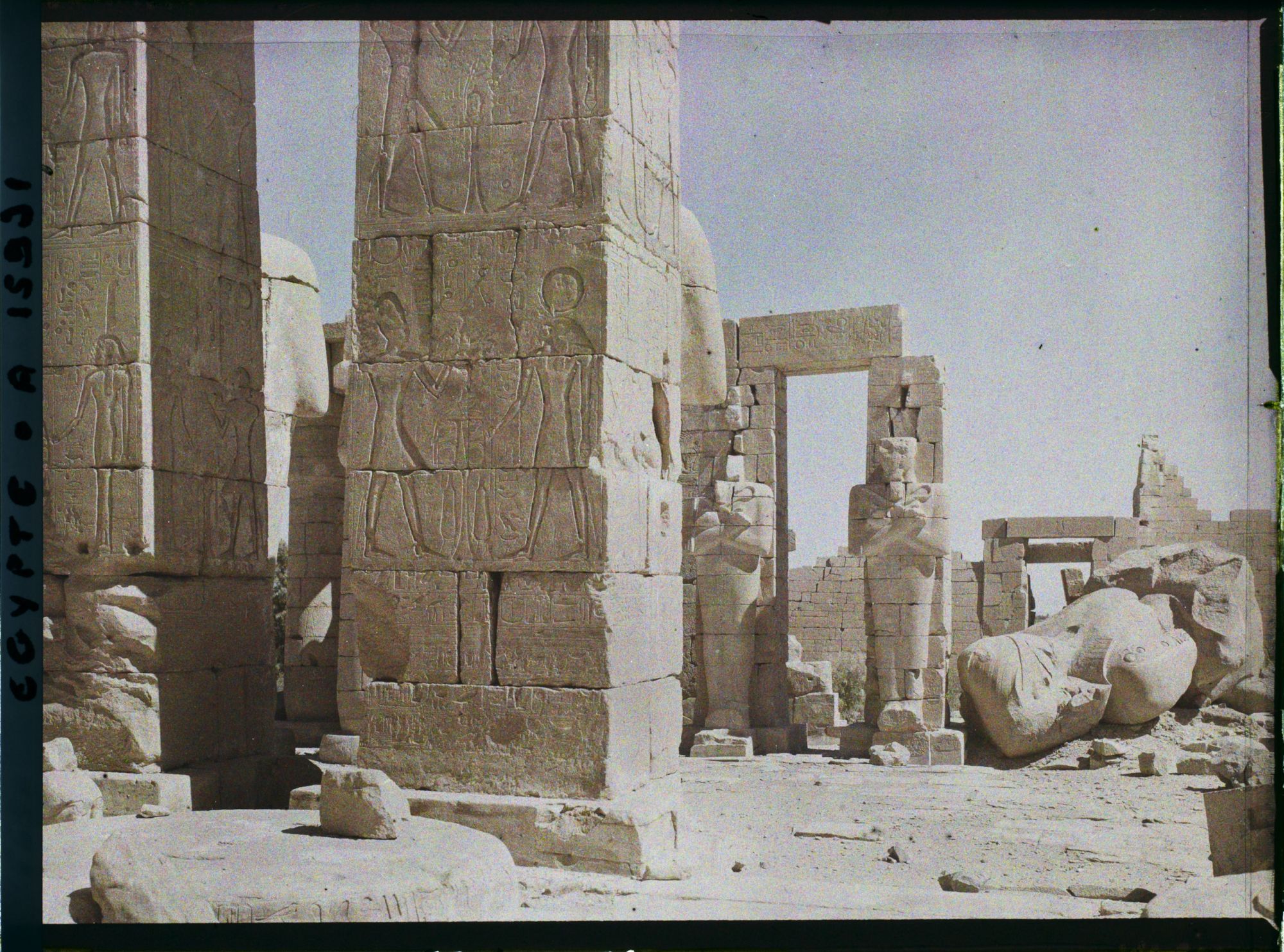 Image représentant Piliers osiriaques dans le vestibule de la deuxième cour