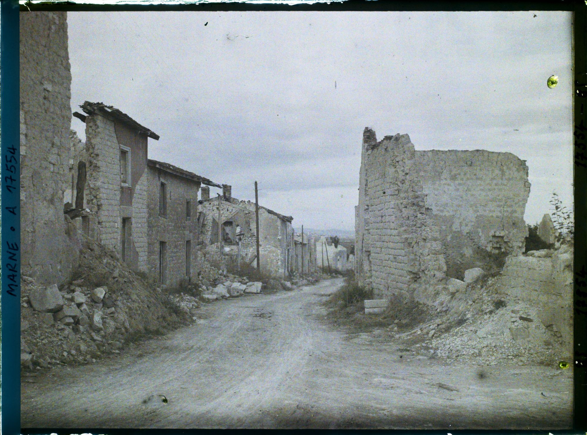 Image représentant France, Cernay les Reims, La rue Gambetta vue vers Reims