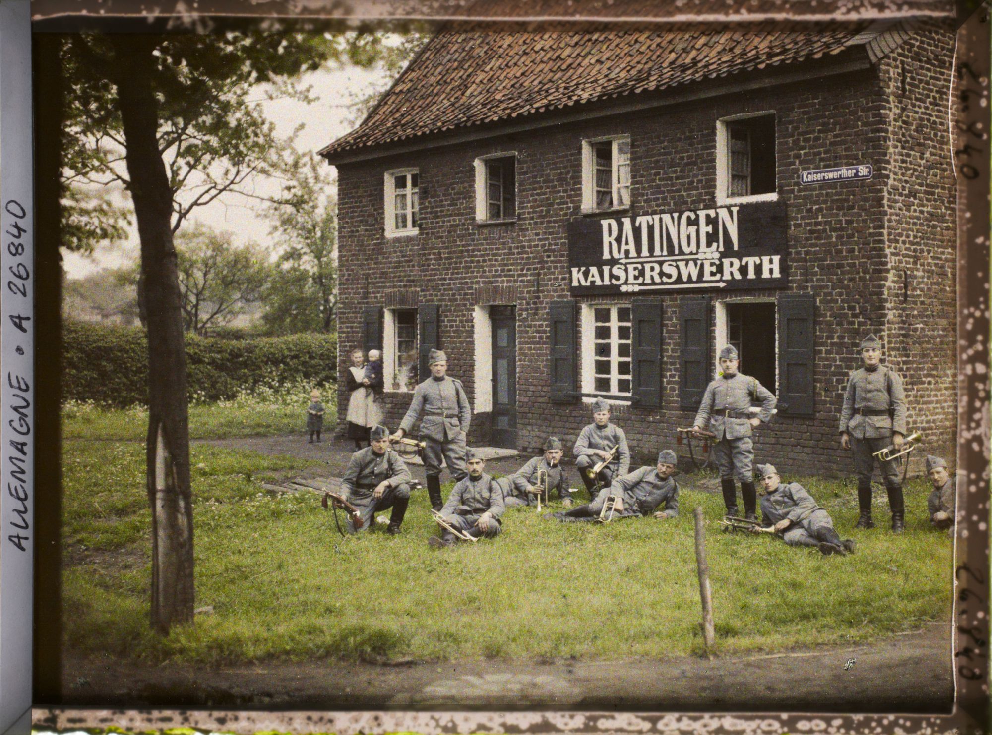 Image représentant Quelques membres de la fanfare de la cavalerie française au repos