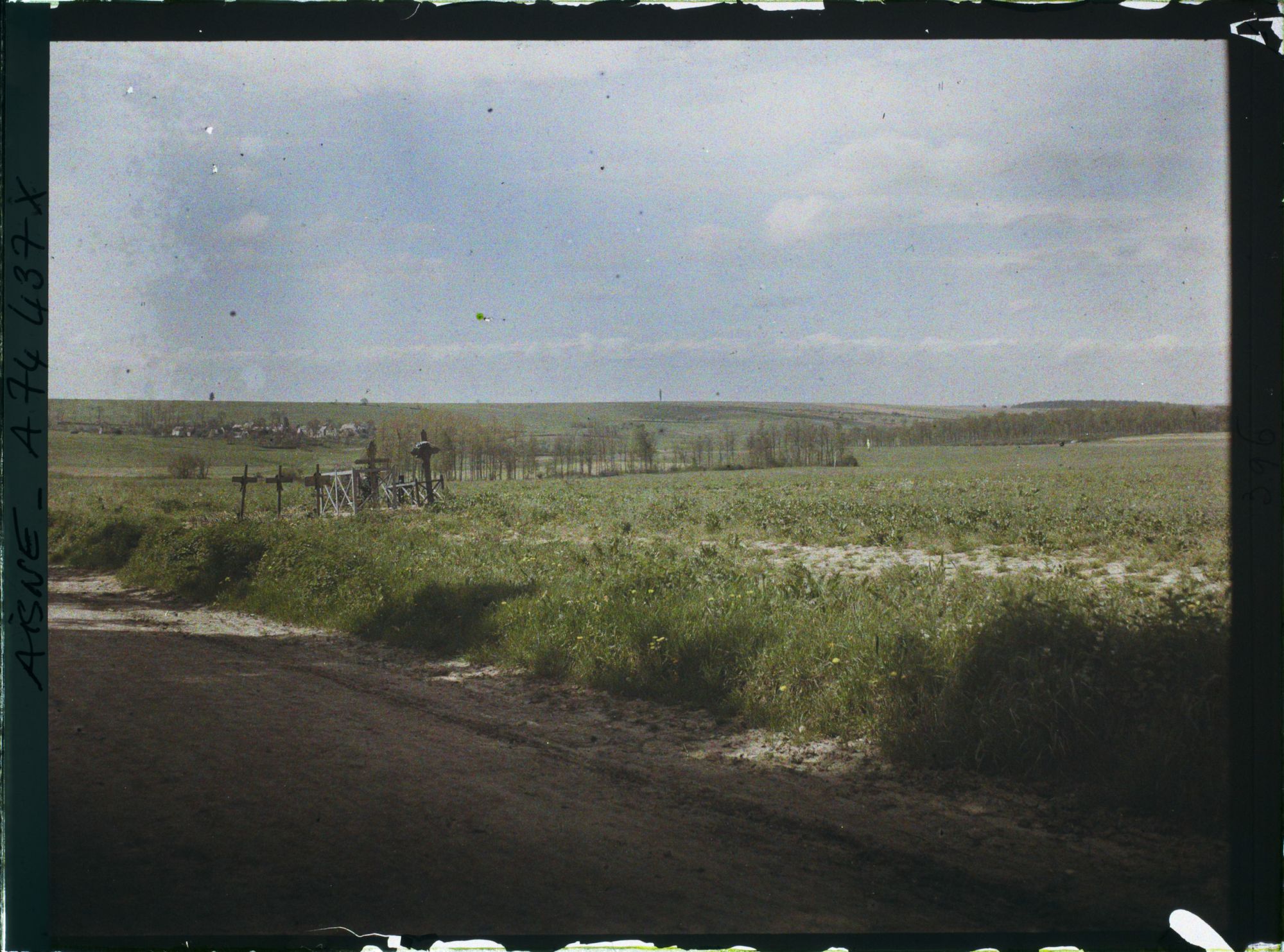 Image représentant Ensemble de tombes le long de la route