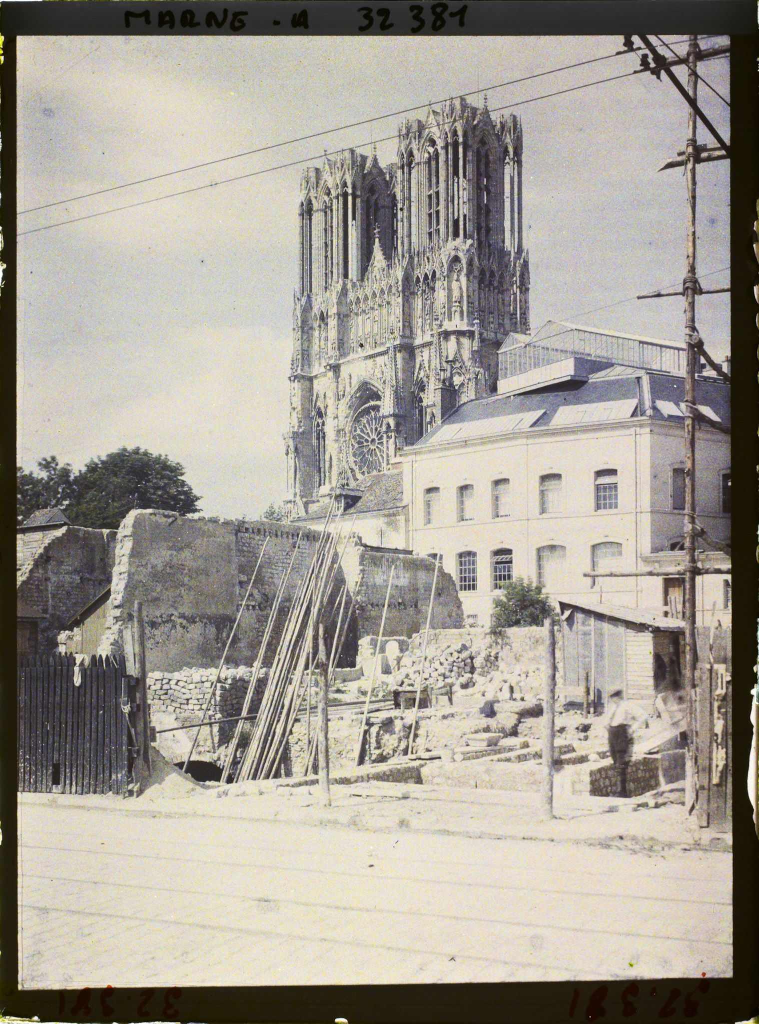 Image représentant France, Reims, La Cathédrale vue de la rue Gambetta