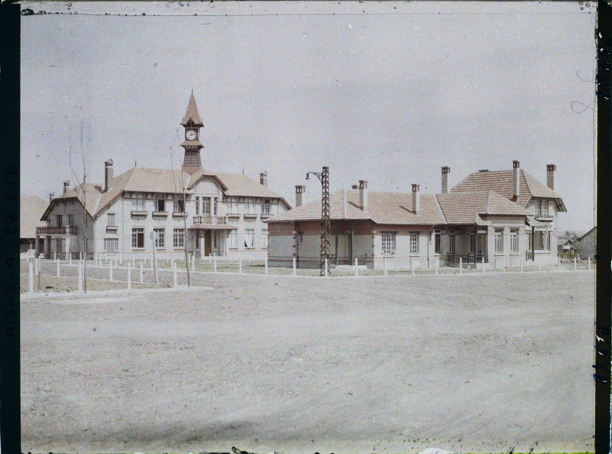 Image représentant France, Tergnier, Cité des Chemineaux. L'Ecole et la Pharmacie vues de la Grand'Place de France