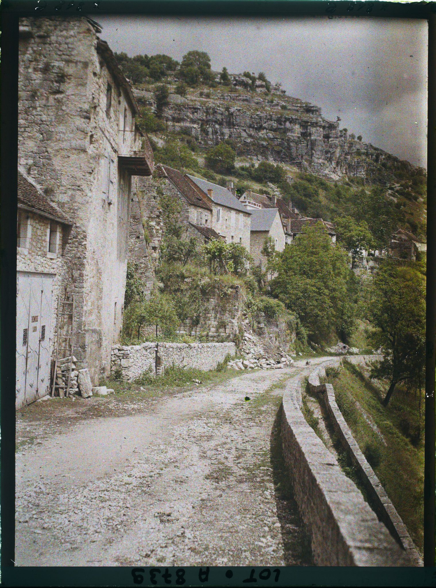 Image représentant France, Roc-Amadour, Même vue avec Roc-Amadour à gauche et la route qui descend
