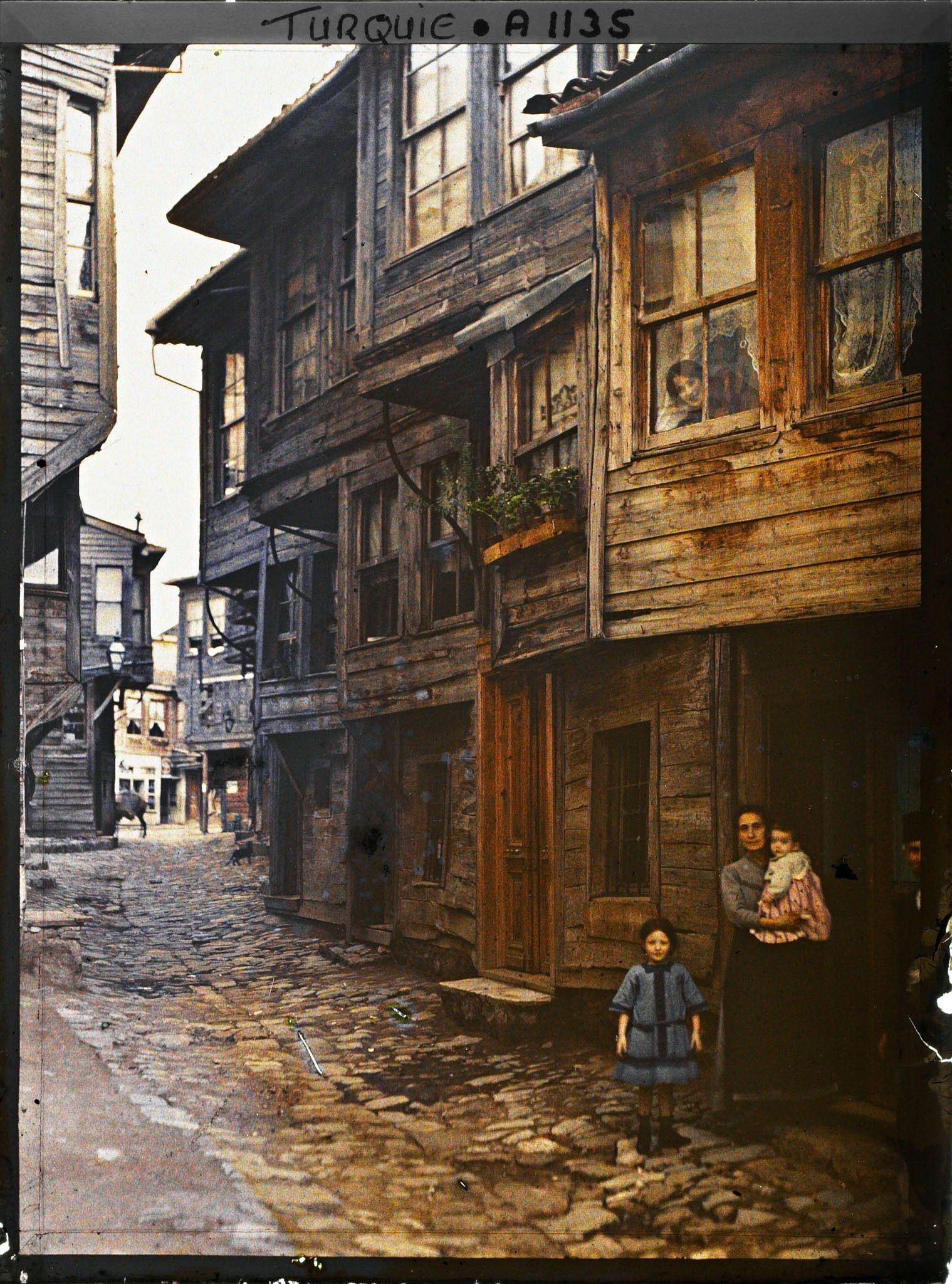 Image représentant Femme et fillettes dans le quartier juif