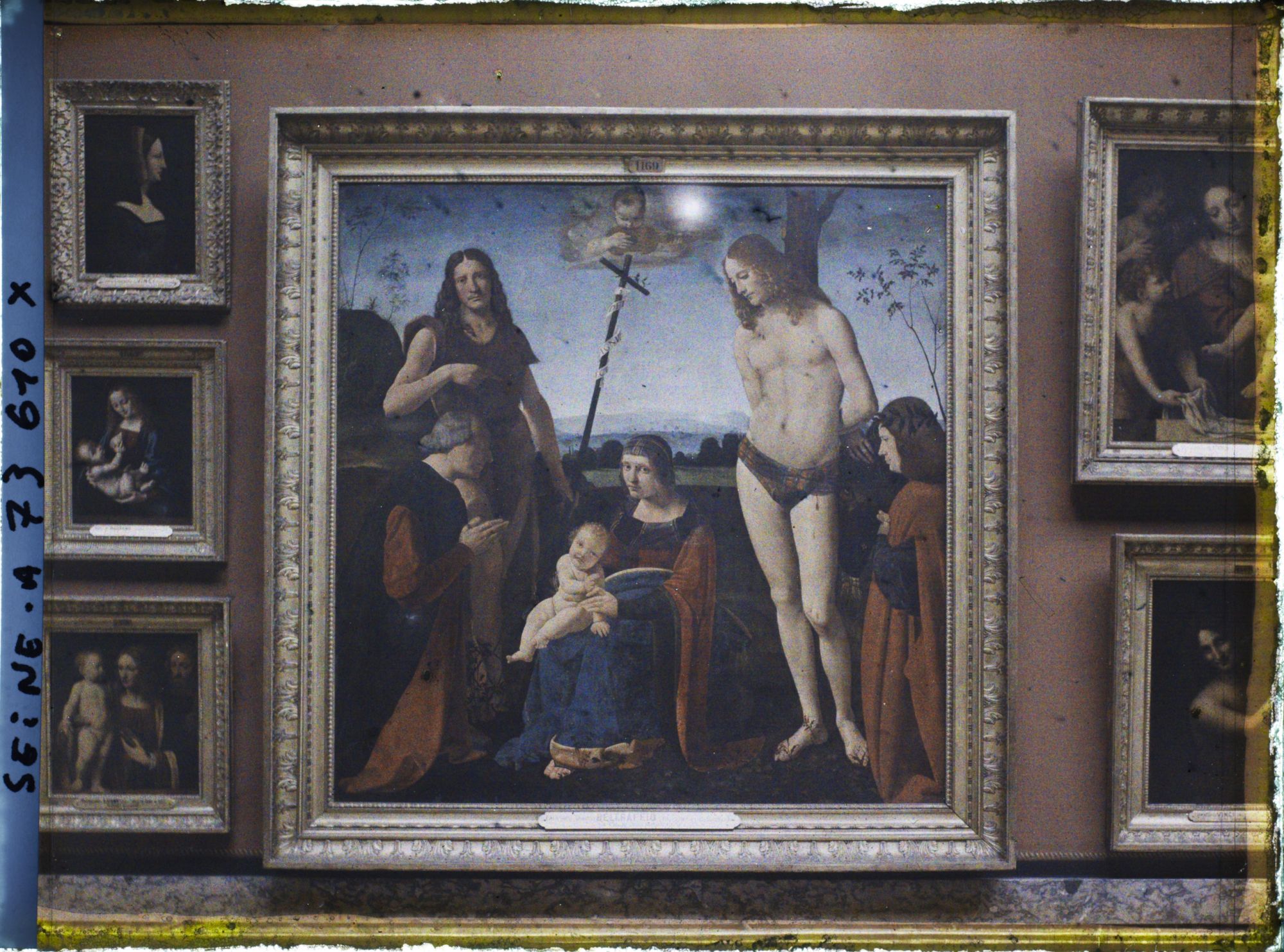 Image représentant La Vierge à l'Enfant avec saint Jean-Baptiste et saint Sébastien et deux donateurs, dite Pala Casio, Boltraffio, musée du Louvre