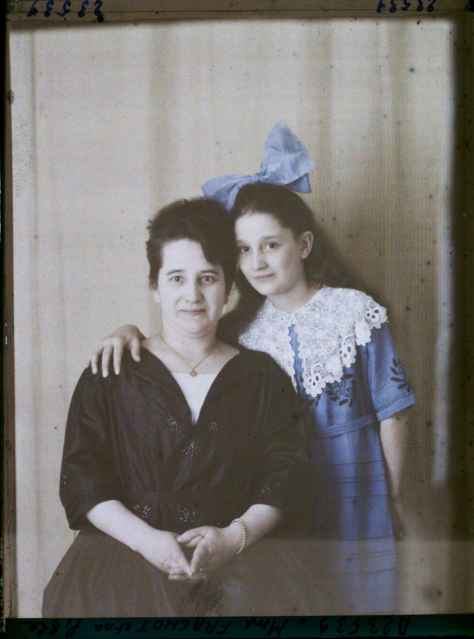 Image représentant https://musee-albert-kahn.s-museum.fr/home/NWQ2OTAwYzNmYjZlZTk1ZWQwODJmMjY4L2dlbmVyaWMtbm90aWNlLXRhYi9hdXRob3JpdHkvNjE3YTc5ZjVjZjhiODk2OGIzMzM3ZDIx/5d6900c3fb6ee95ed082f268/generic-notice-tab/authority/617a79ebcf8b8968b3336d64 Madame Frachot et  https://musee-albert-kahn.s-museum.fr/home/NWQ2OTAwYzNmYjZlZTk1ZWQwODJmMjY4L2dlbmVyaWMtbm90aWNlLXRhYi9hdXRob3JpdHkvNjE3YTc5ZjVjZjhiODk2OGIzMzM3ZDIx/5d6900c3fb6ee95ed082f268/generic-notice-tab/authority/617a79ebcf8b8968b3336d65 sa fille