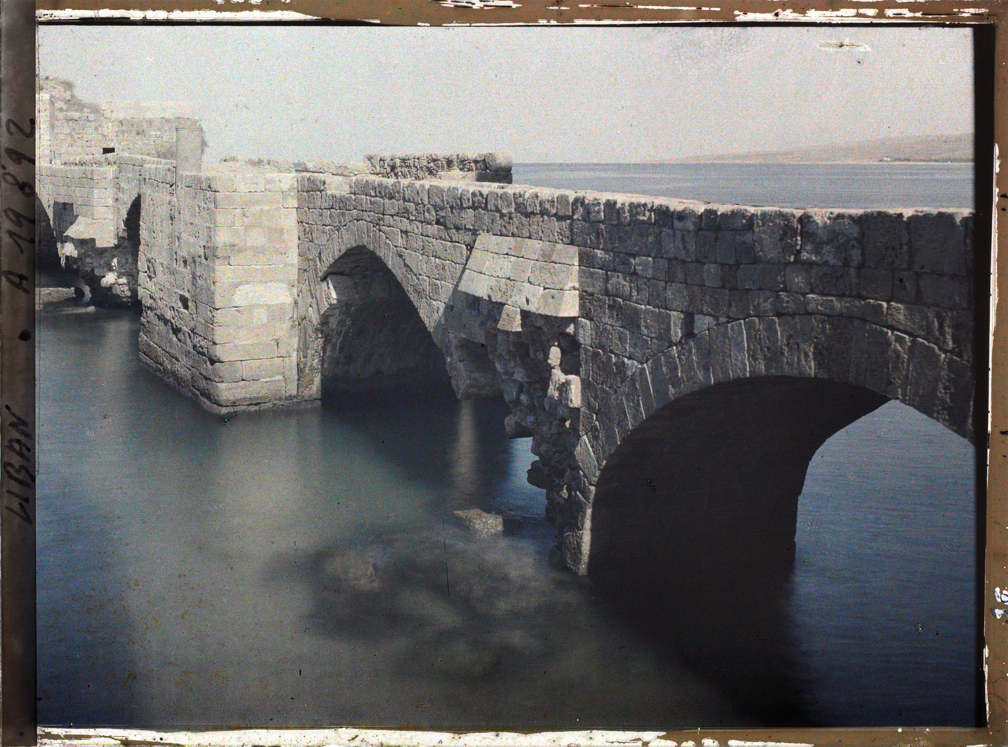 Image représentant Une partie du pont menant au Château de la mer