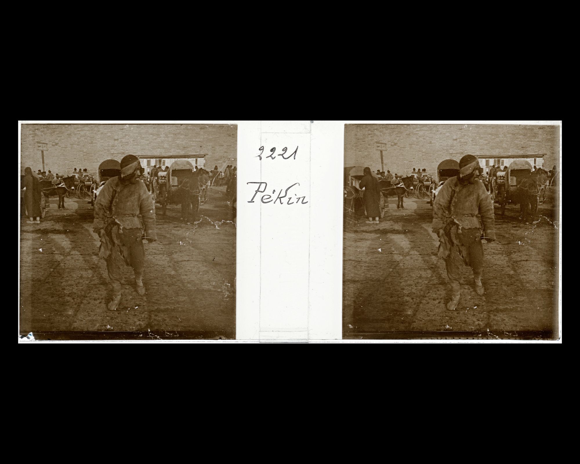 Image représentant Un mendiant à l'ouest de Zhengyangmen ("porte Face au Midi"), ou Qianmen ("porte Antérieure")