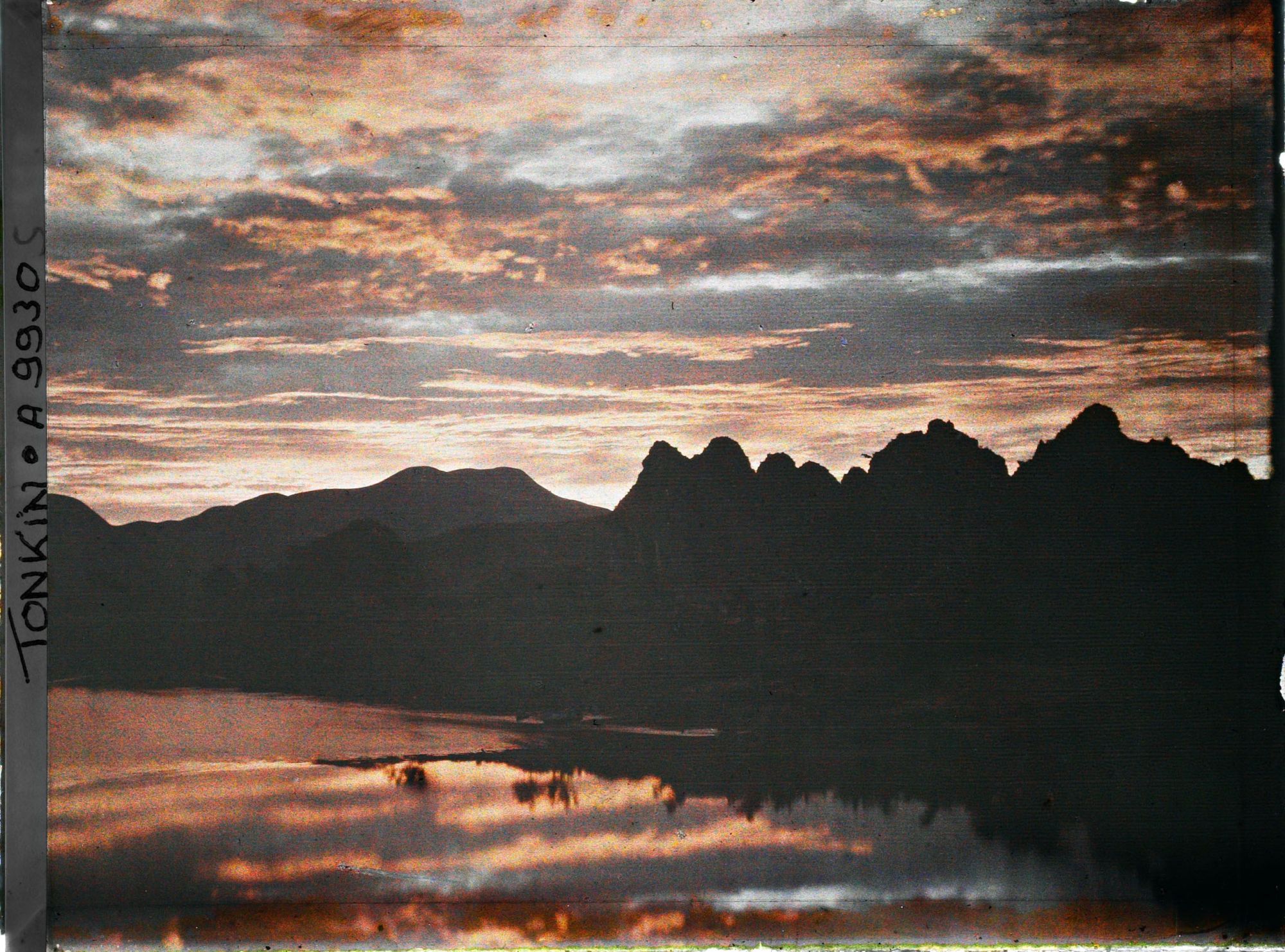 Image représentant Le soleil couchant sur les Rochers de Ky-lu'a