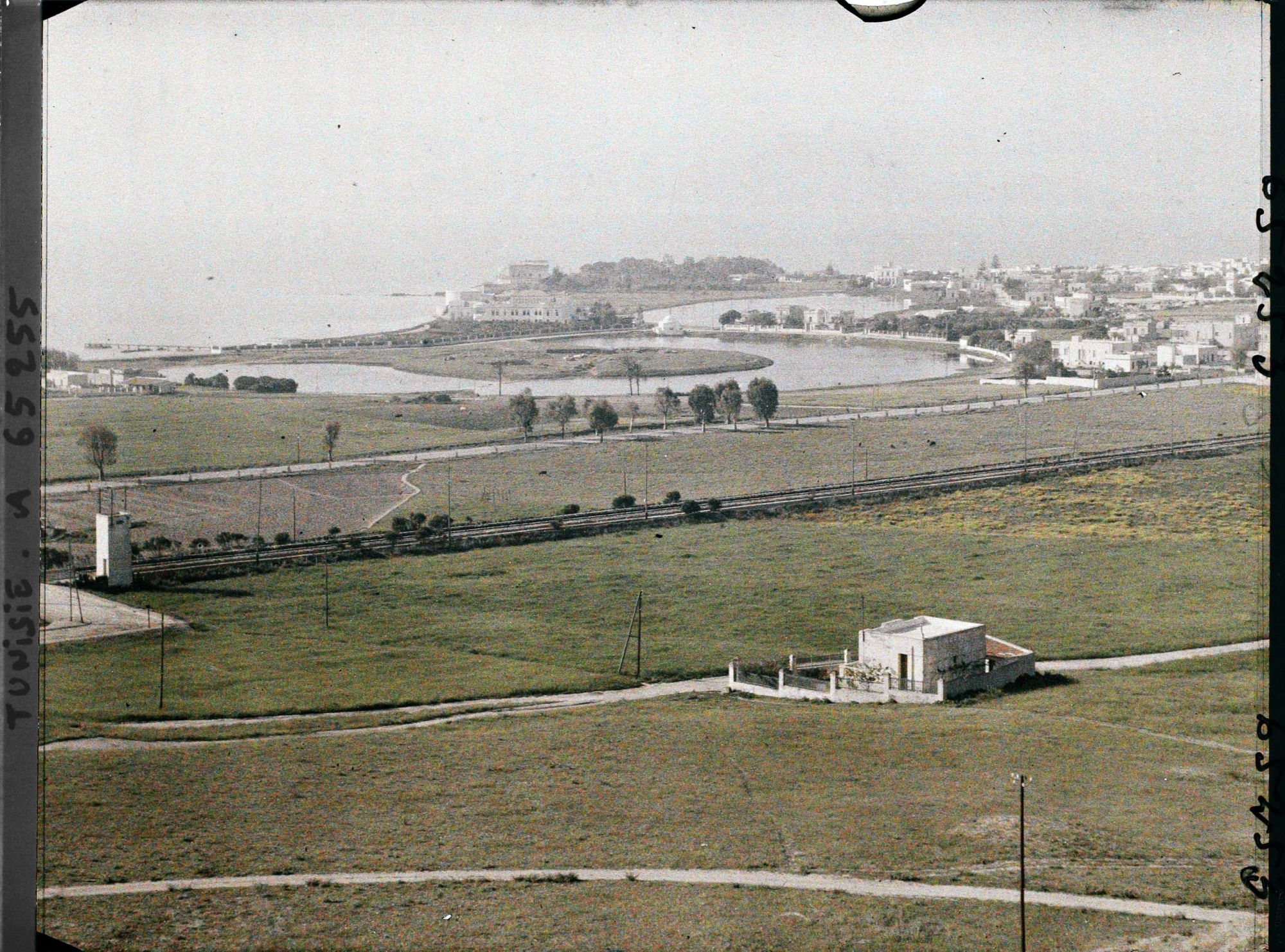 Image représentant Vue générale du double port punique prise depuis la colline de Saint-Louis qui domine Carthage